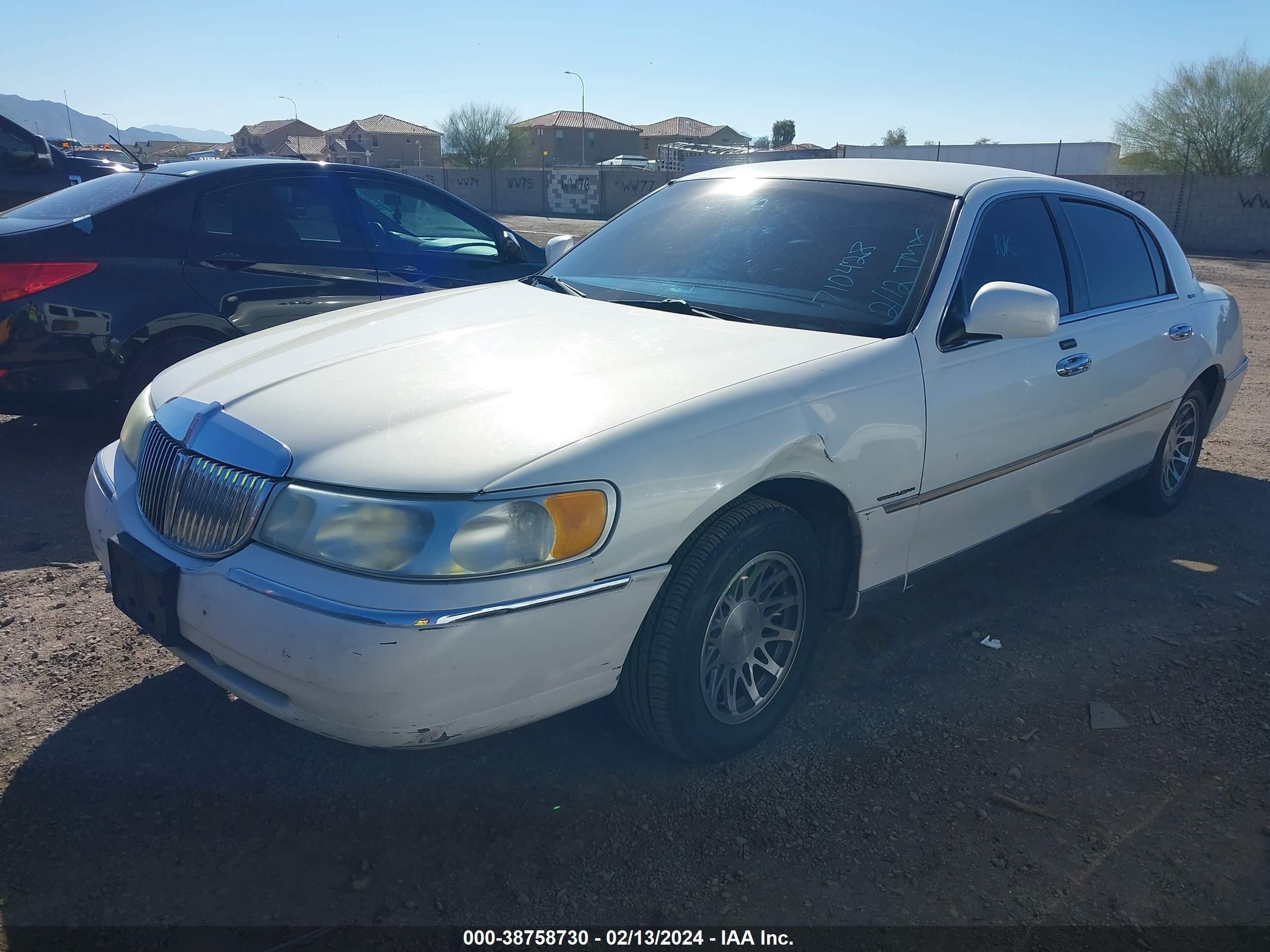 Photo 1 VIN: 1LNHM82W61Y710428 - LINCOLN TOWN CAR 