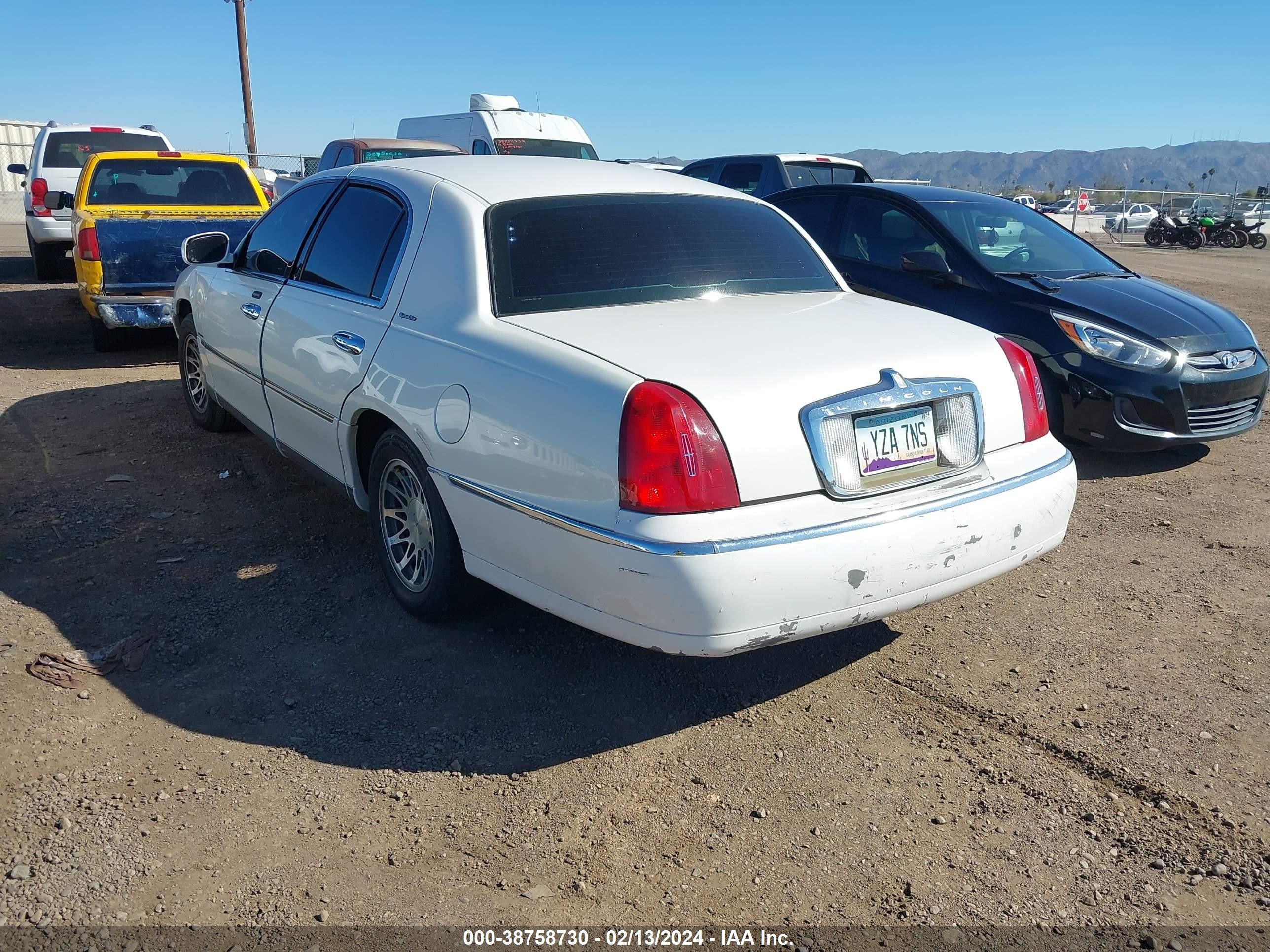 Photo 2 VIN: 1LNHM82W61Y710428 - LINCOLN TOWN CAR 