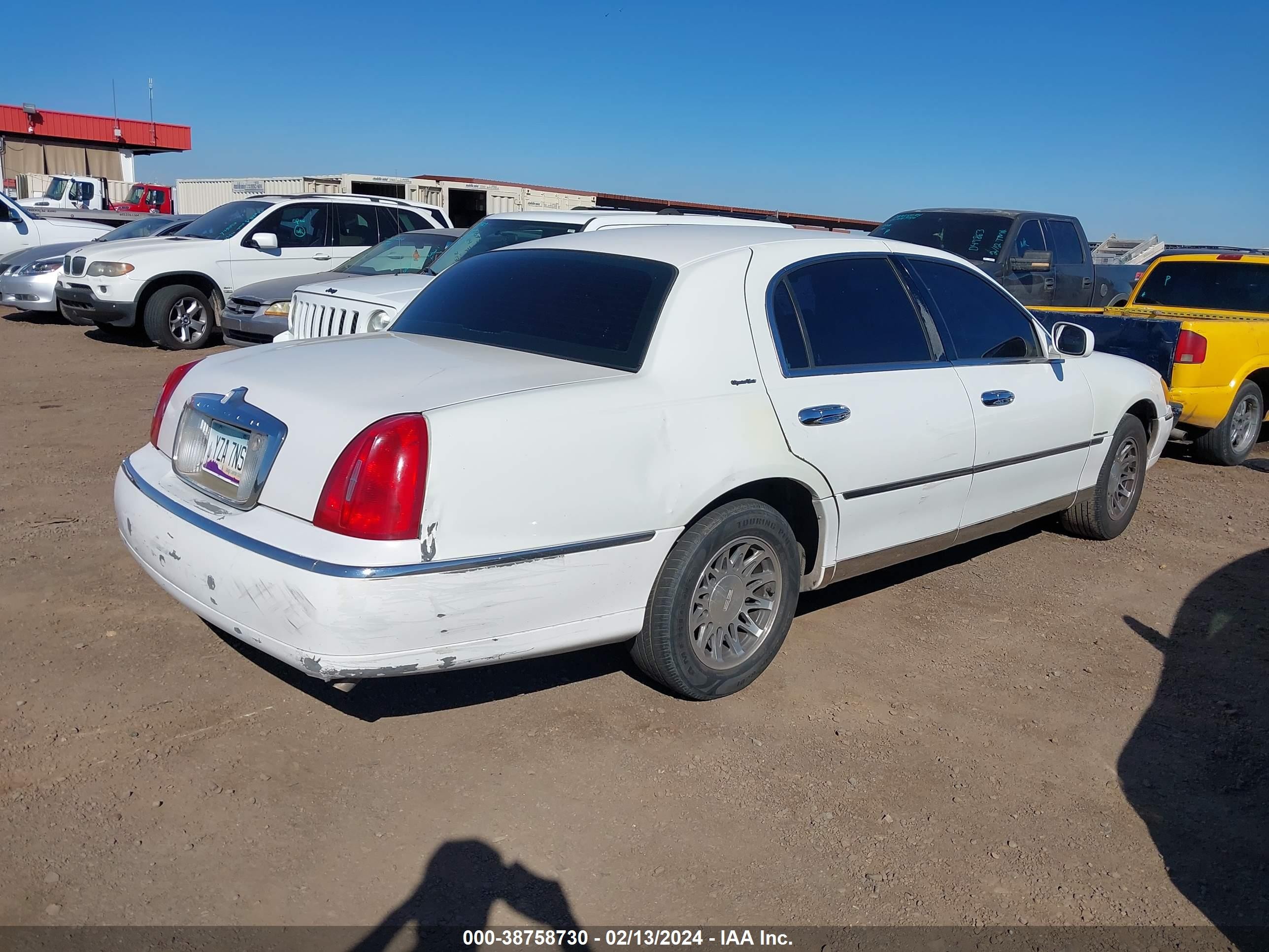 Photo 3 VIN: 1LNHM82W61Y710428 - LINCOLN TOWN CAR 