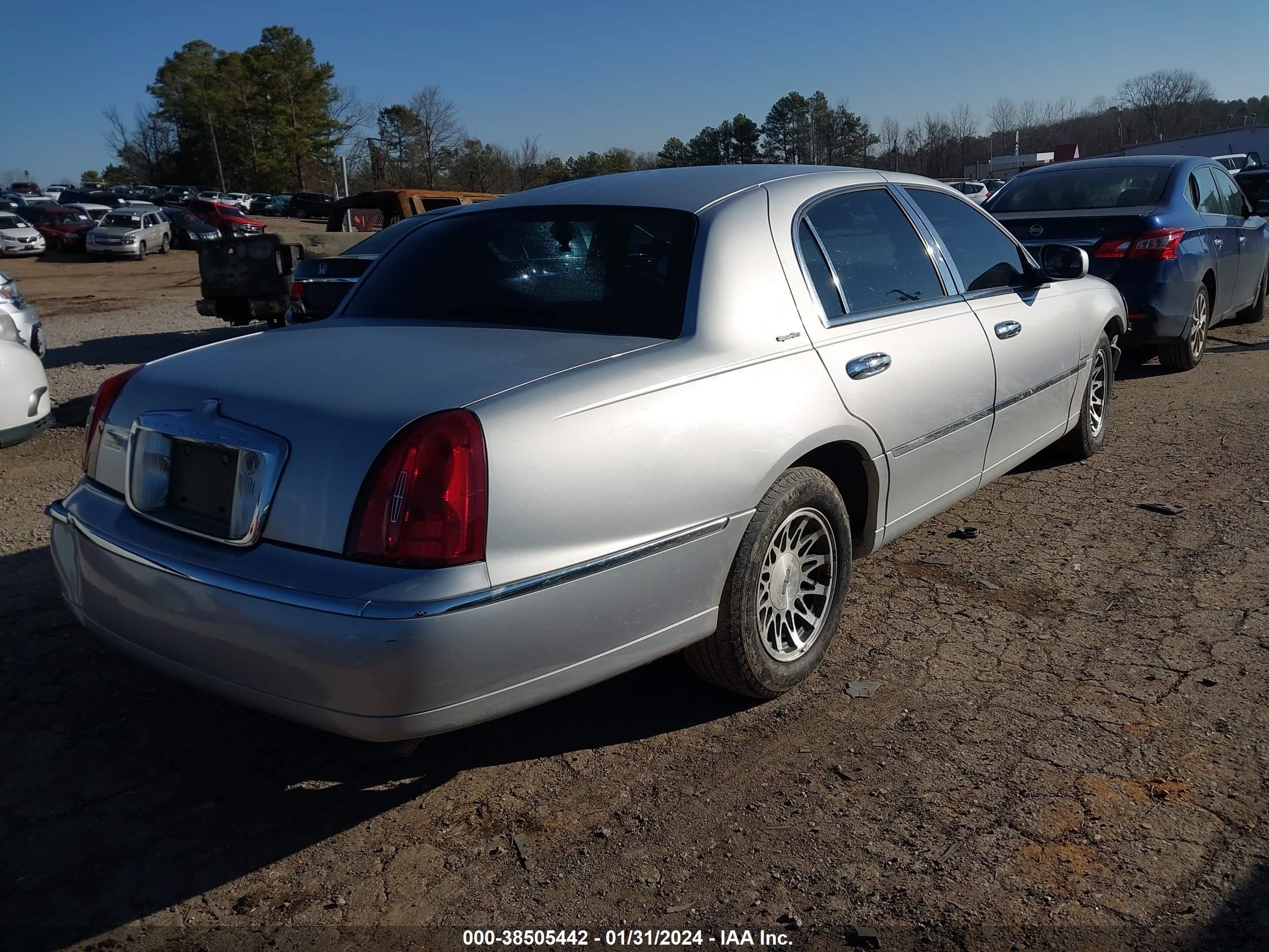 Photo 3 VIN: 1LNHM82W62Y614459 - LINCOLN TOWN CAR 