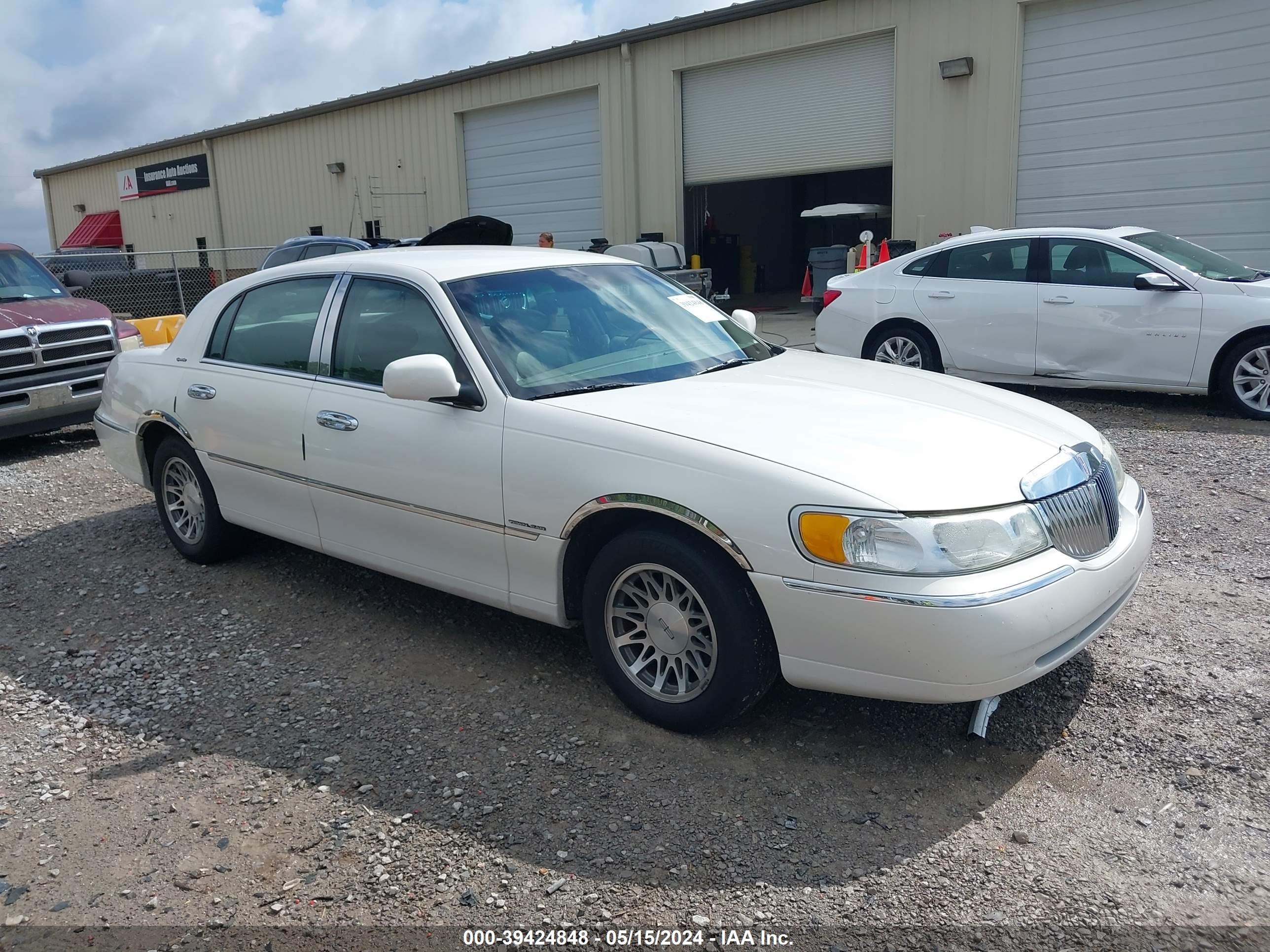 Photo 0 VIN: 1LNHM82W62Y658851 - LINCOLN TOWN CAR 