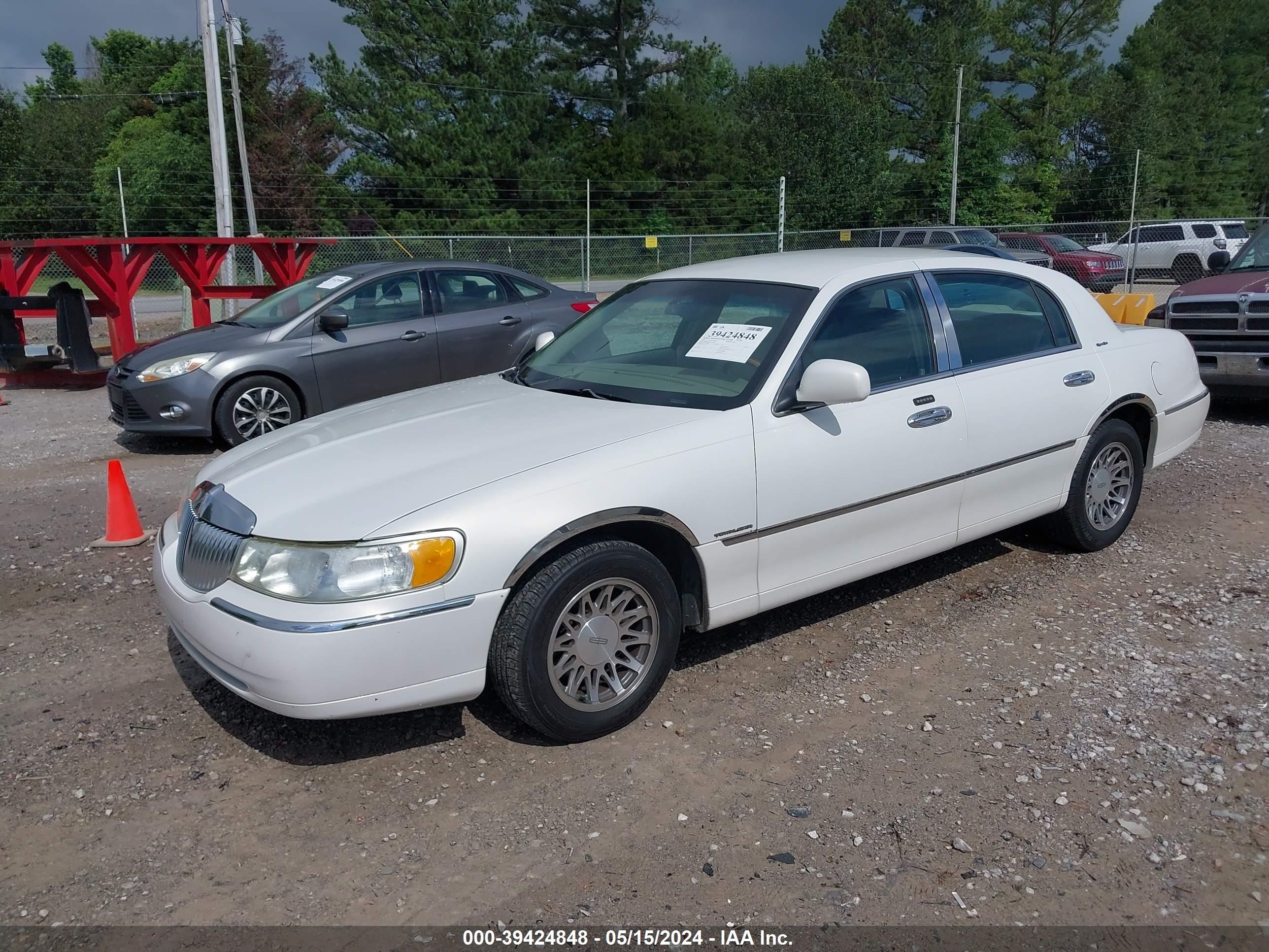 Photo 1 VIN: 1LNHM82W62Y658851 - LINCOLN TOWN CAR 