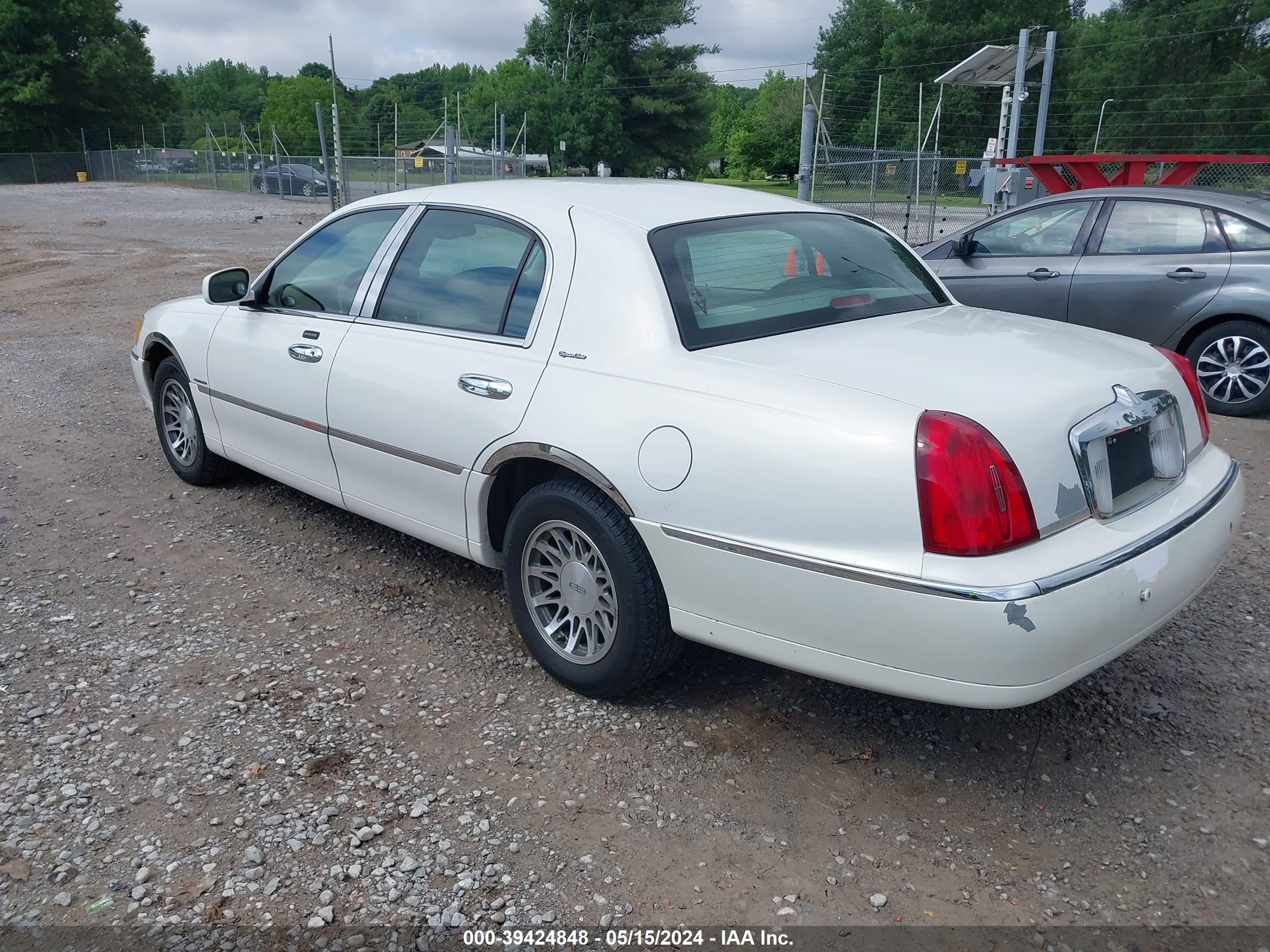 Photo 2 VIN: 1LNHM82W62Y658851 - LINCOLN TOWN CAR 