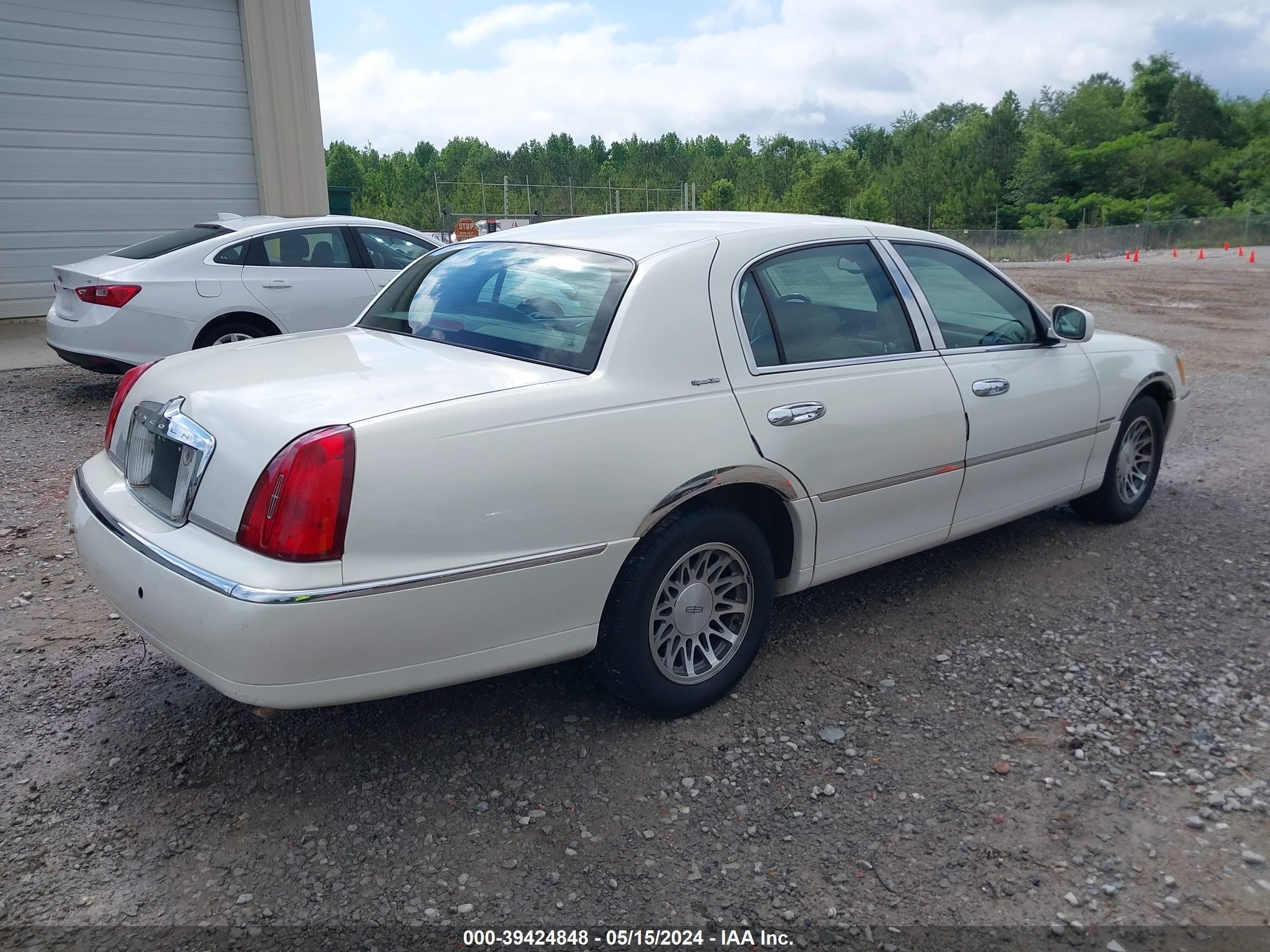 Photo 3 VIN: 1LNHM82W62Y658851 - LINCOLN TOWN CAR 