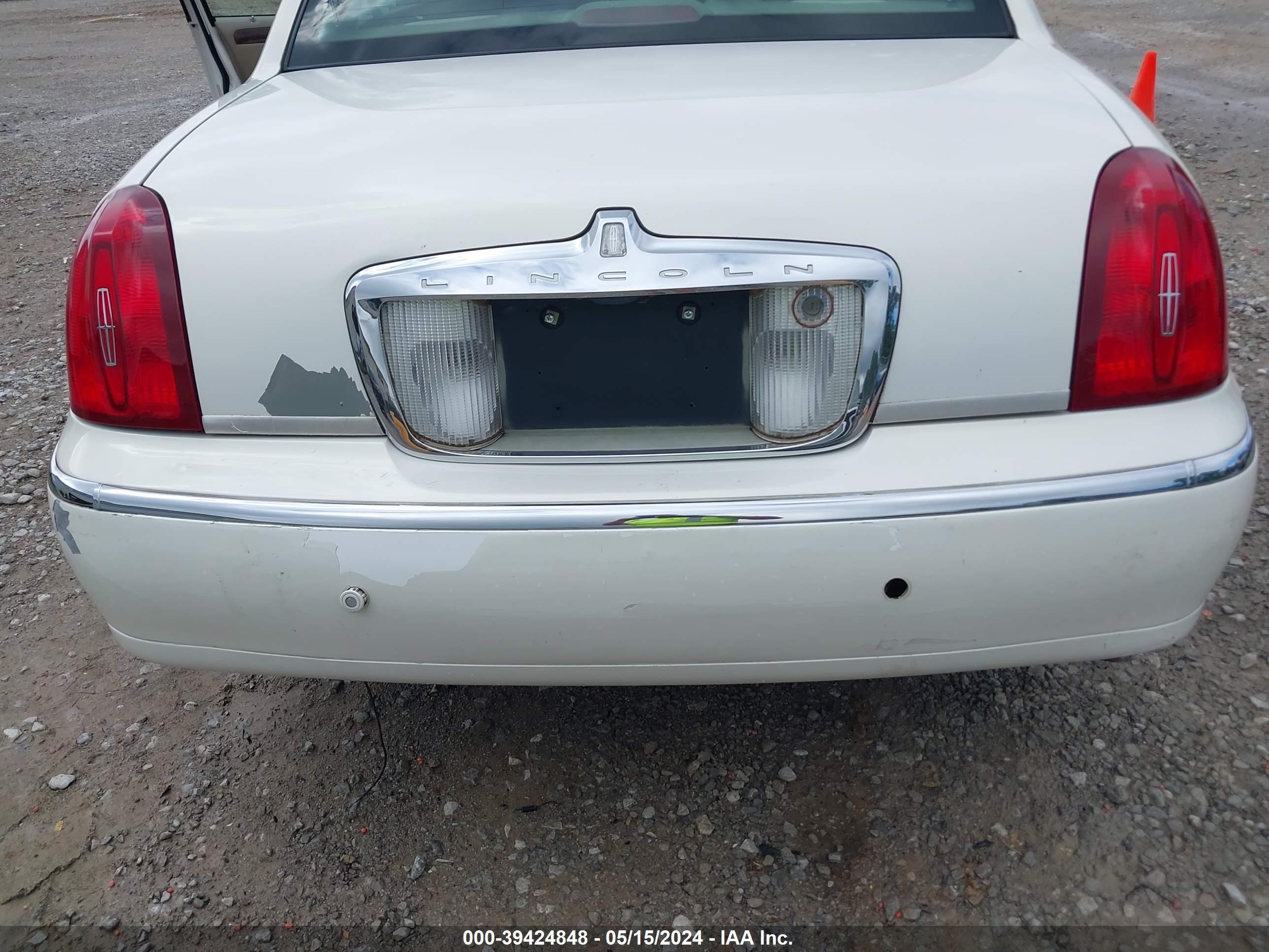 Photo 5 VIN: 1LNHM82W62Y658851 - LINCOLN TOWN CAR 