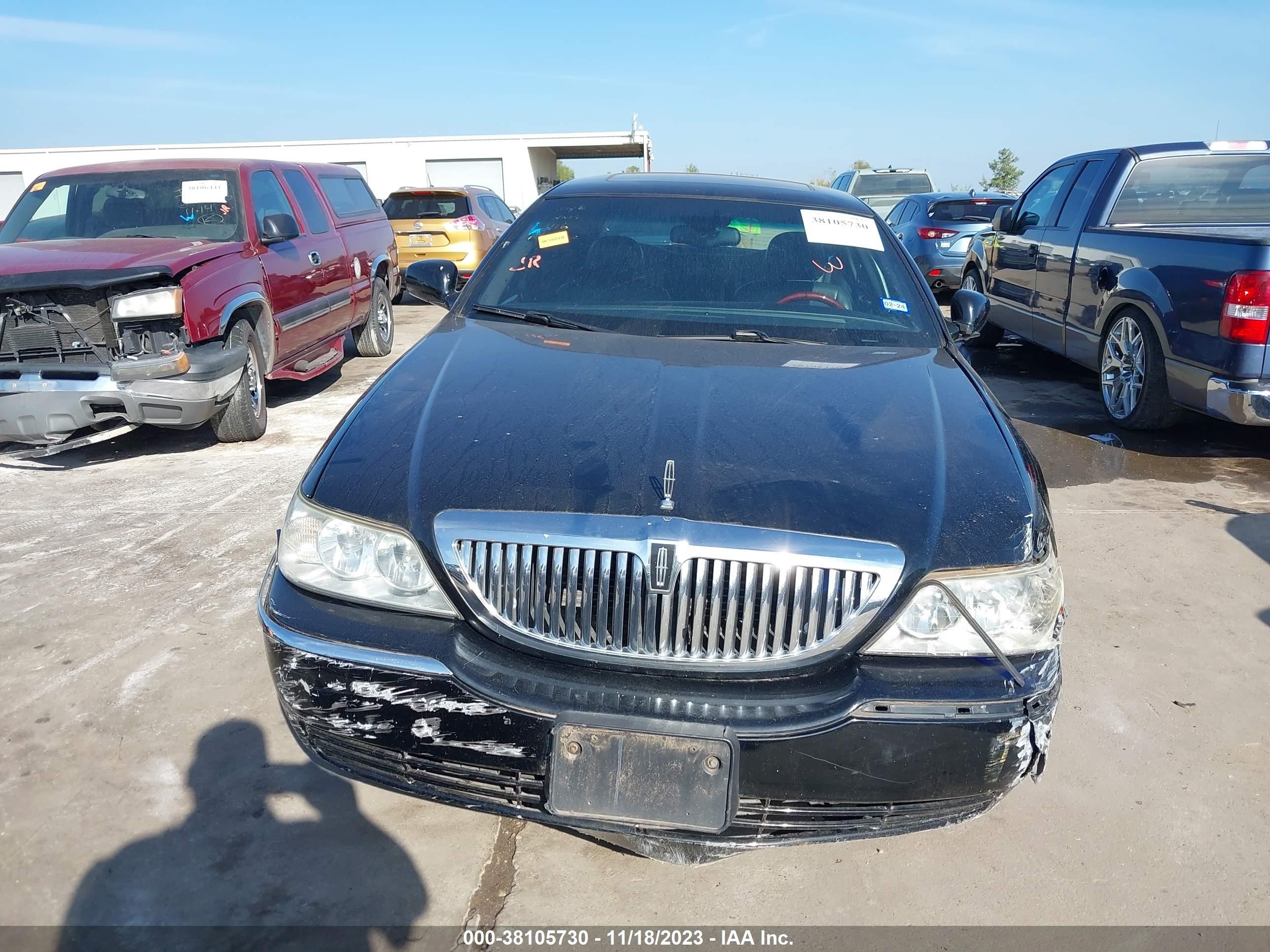 Photo 11 VIN: 1LNHM82W65Y631623 - LINCOLN TOWN CAR 