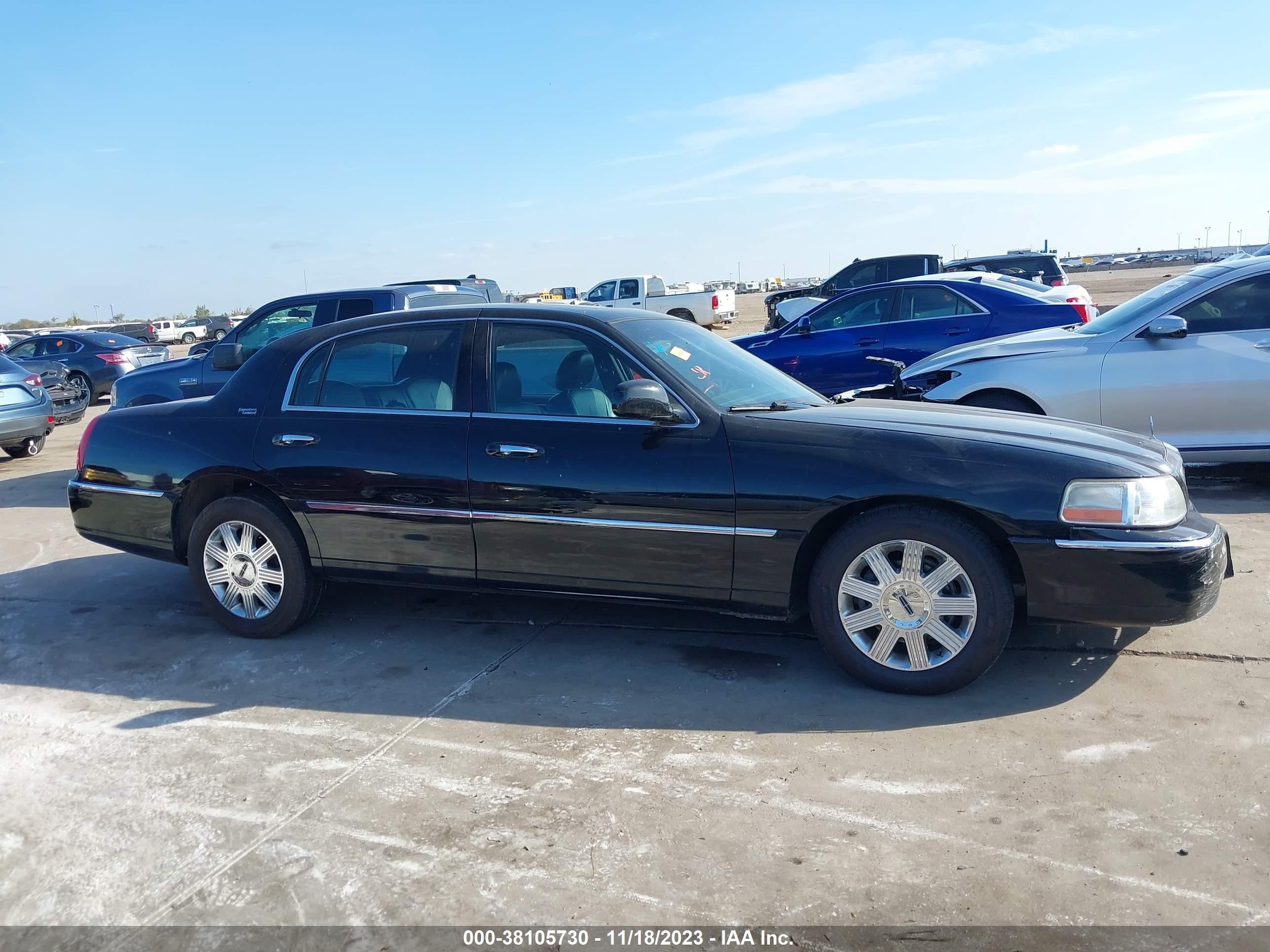 Photo 12 VIN: 1LNHM82W65Y631623 - LINCOLN TOWN CAR 