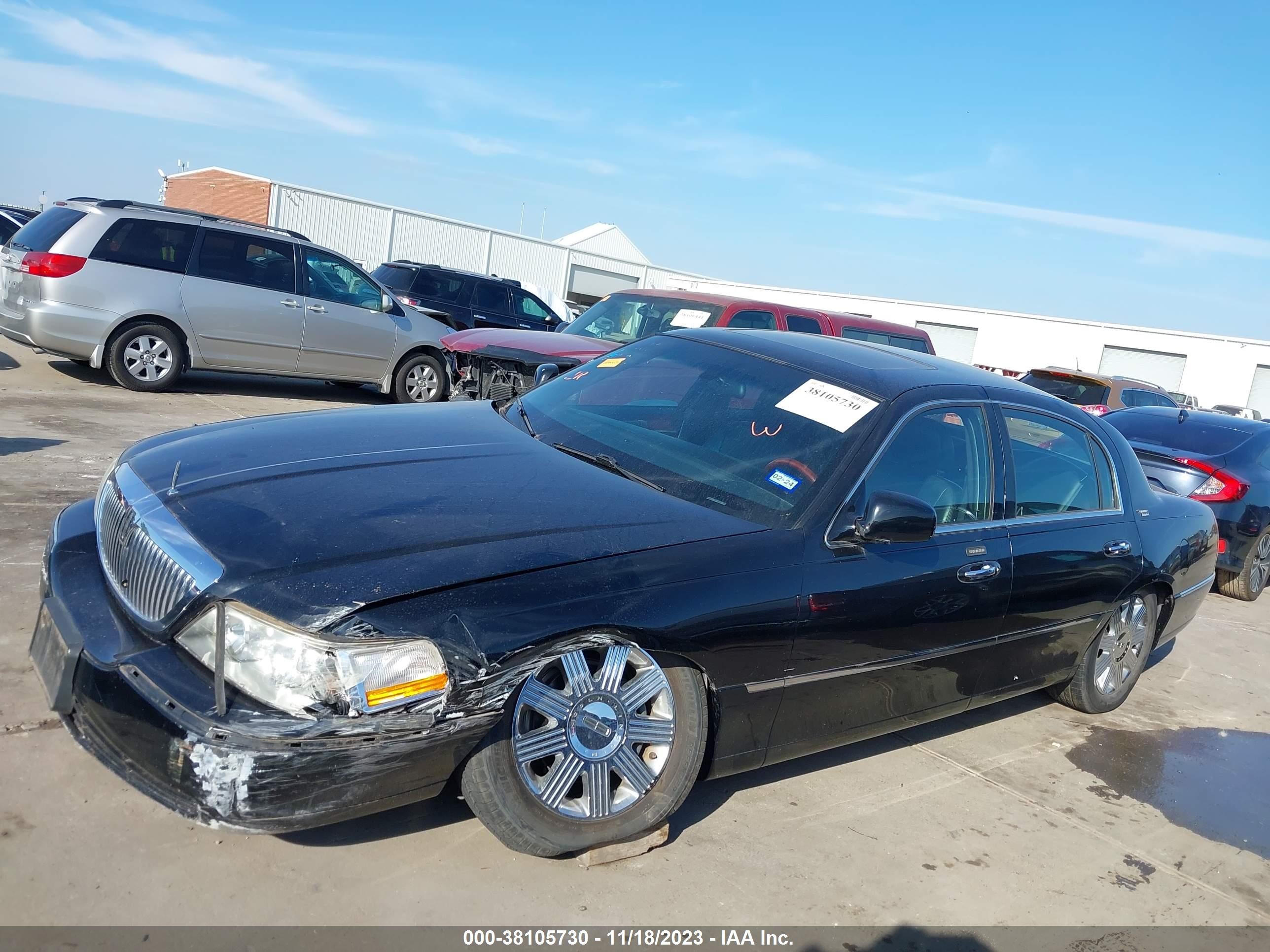 Photo 13 VIN: 1LNHM82W65Y631623 - LINCOLN TOWN CAR 