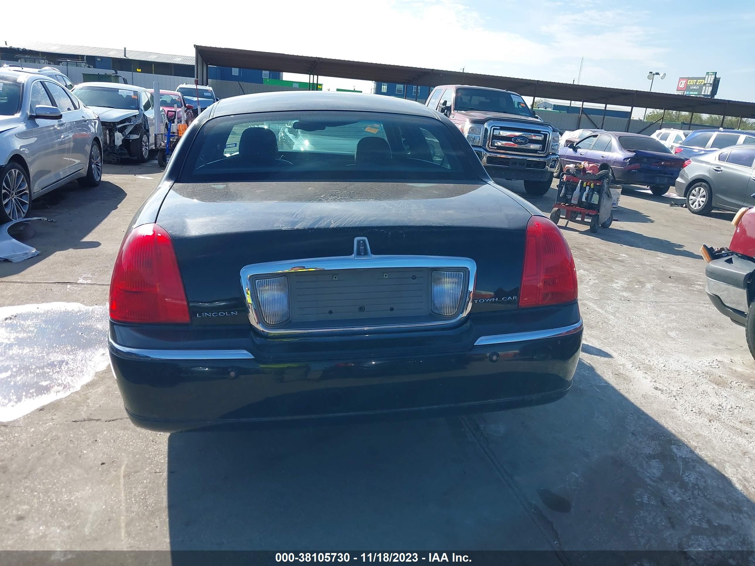 Photo 15 VIN: 1LNHM82W65Y631623 - LINCOLN TOWN CAR 