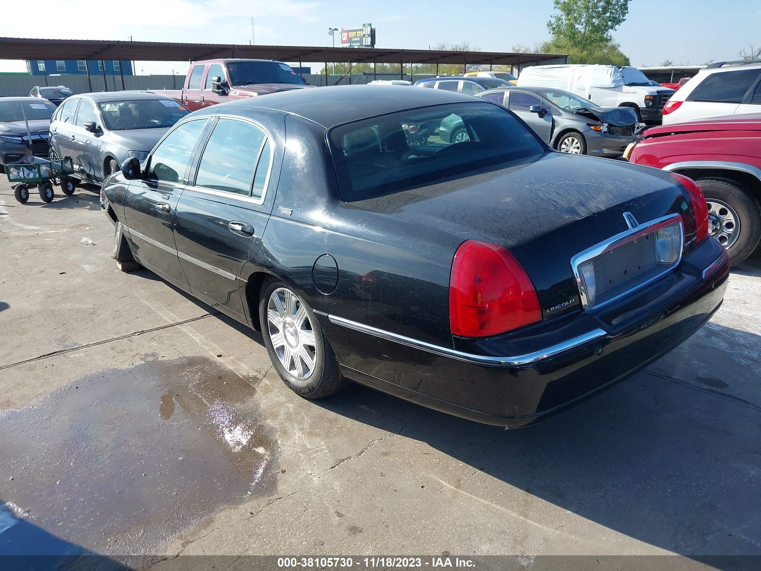 Photo 2 VIN: 1LNHM82W65Y631623 - LINCOLN TOWN CAR 