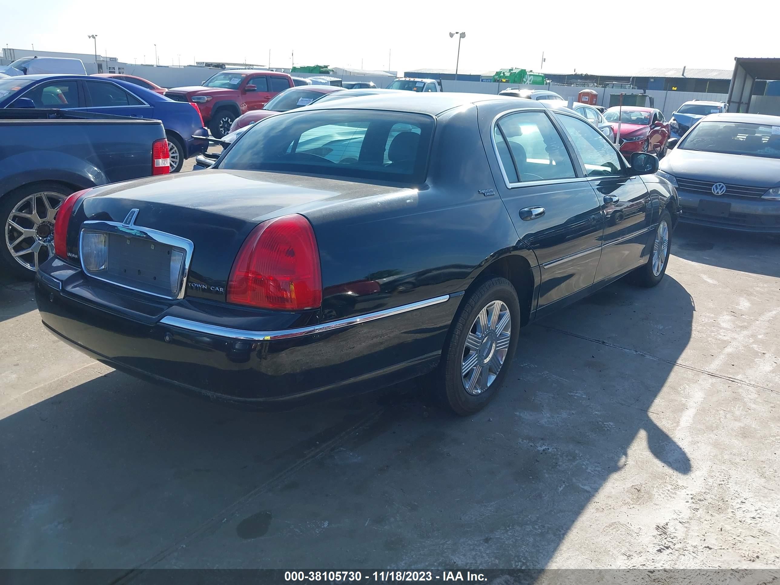 Photo 3 VIN: 1LNHM82W65Y631623 - LINCOLN TOWN CAR 