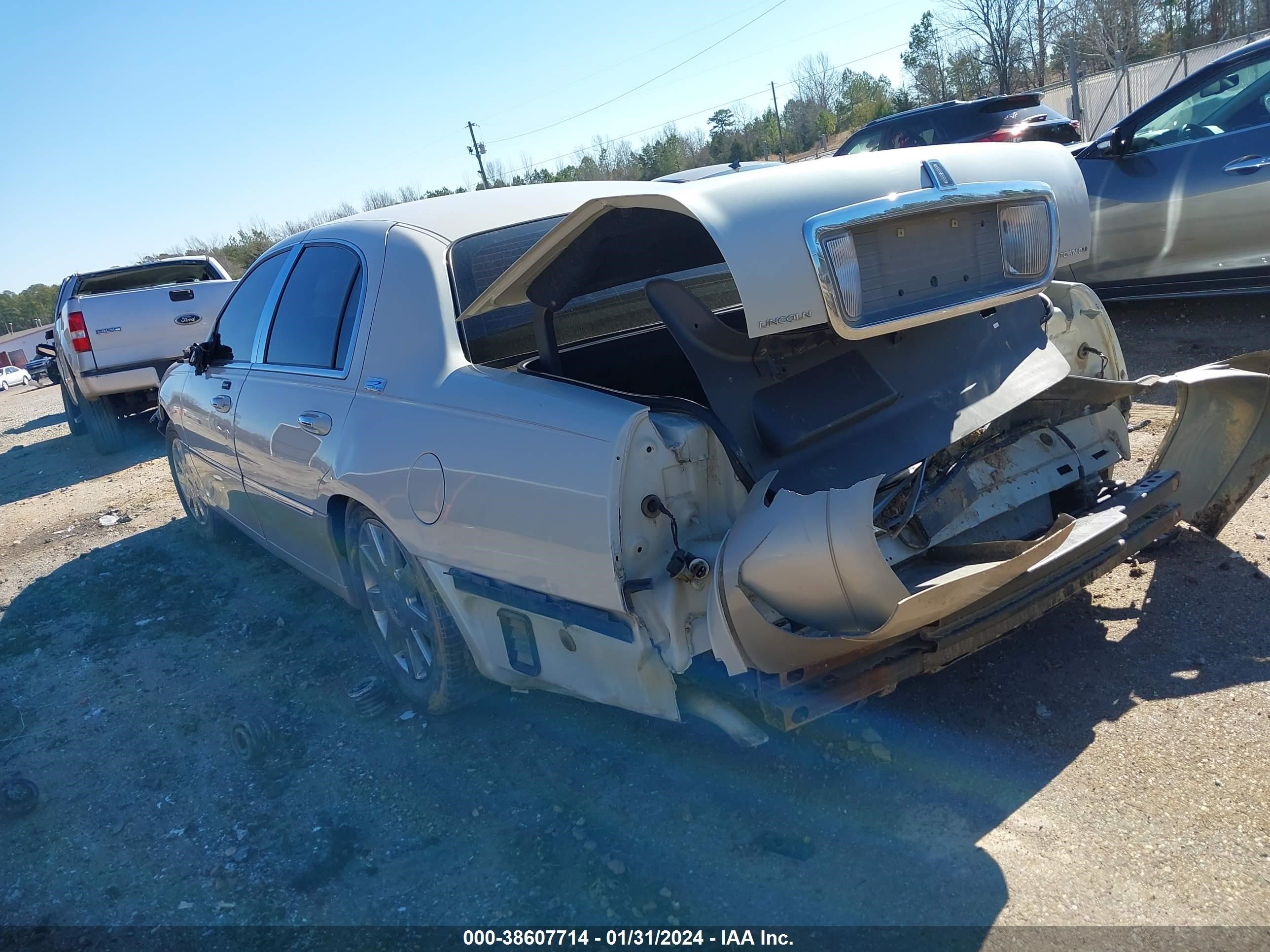 Photo 2 VIN: 1LNHM82W65Y649331 - LINCOLN TOWN CAR 