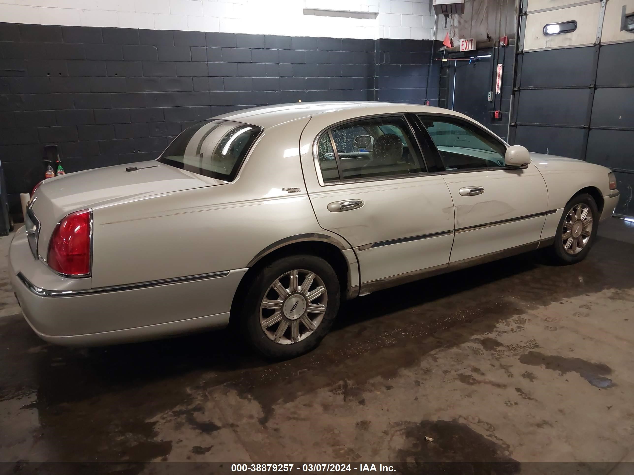 Photo 12 VIN: 1LNHM82W67Y608782 - LINCOLN TOWN CAR 