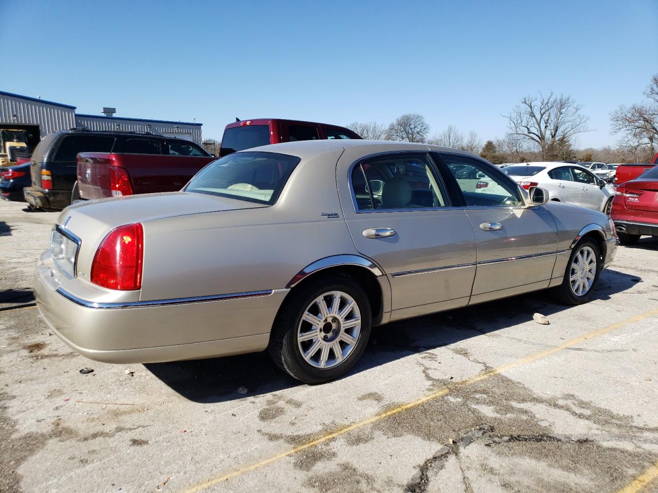 Photo 2 VIN: 1LNHM82W67Y638087 - LINCOLN TOWN CAR 