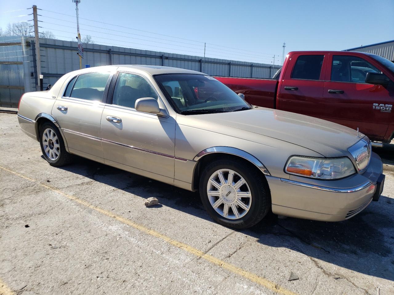 Photo 3 VIN: 1LNHM82W67Y638087 - LINCOLN TOWN CAR 