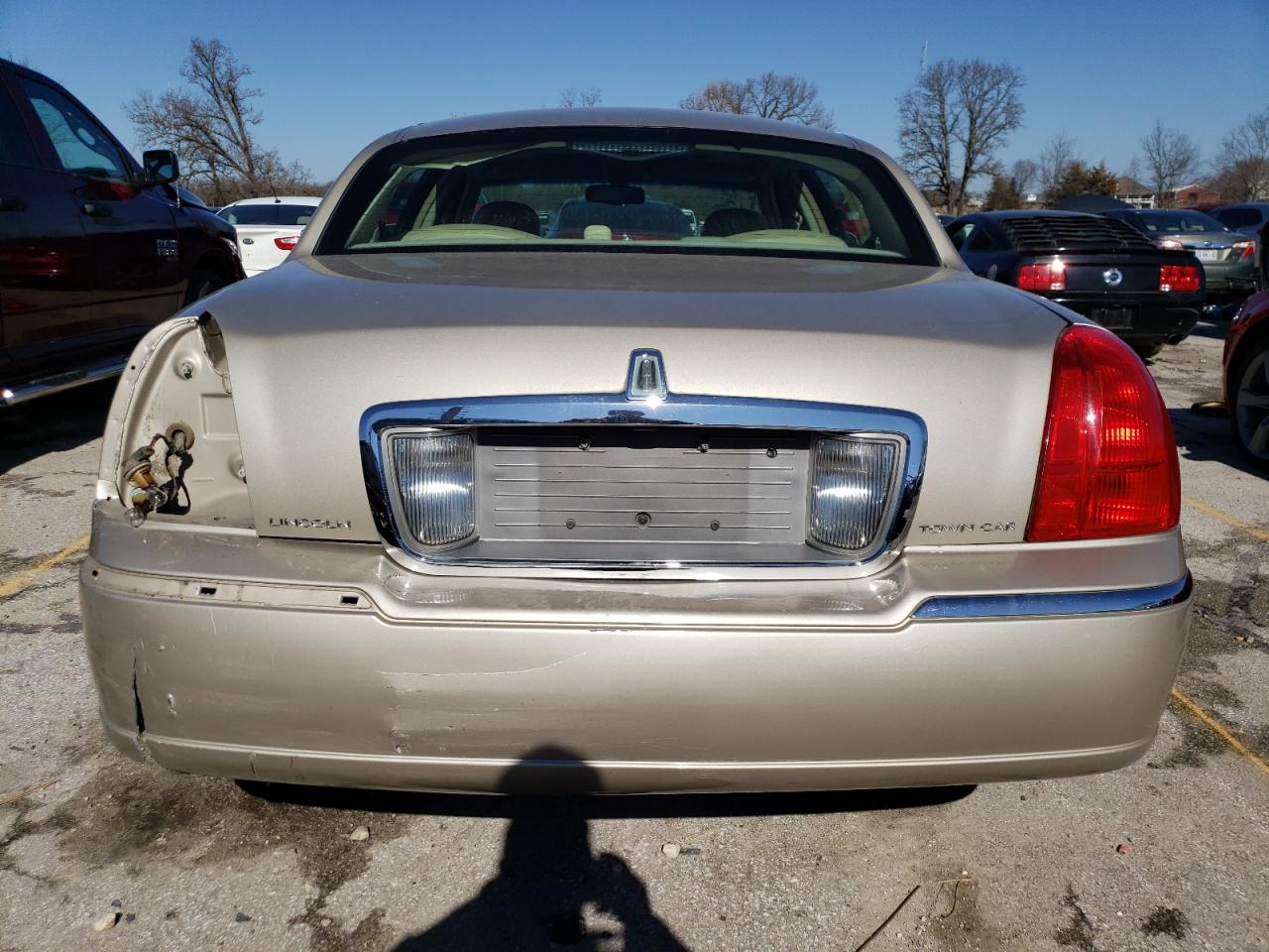 Photo 5 VIN: 1LNHM82W67Y638087 - LINCOLN TOWN CAR 