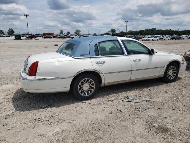 Photo 2 VIN: 1LNHM82W6YY762927 - LINCOLN TOWNCAR 