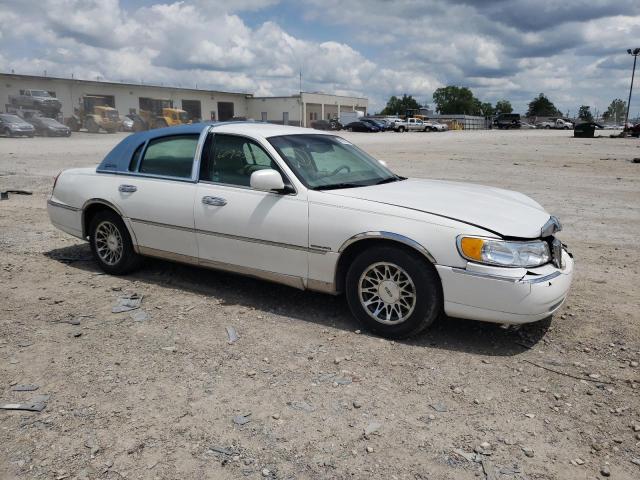 Photo 3 VIN: 1LNHM82W6YY762927 - LINCOLN TOWNCAR 