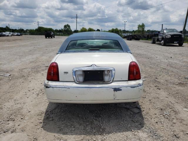 Photo 5 VIN: 1LNHM82W6YY762927 - LINCOLN TOWNCAR 