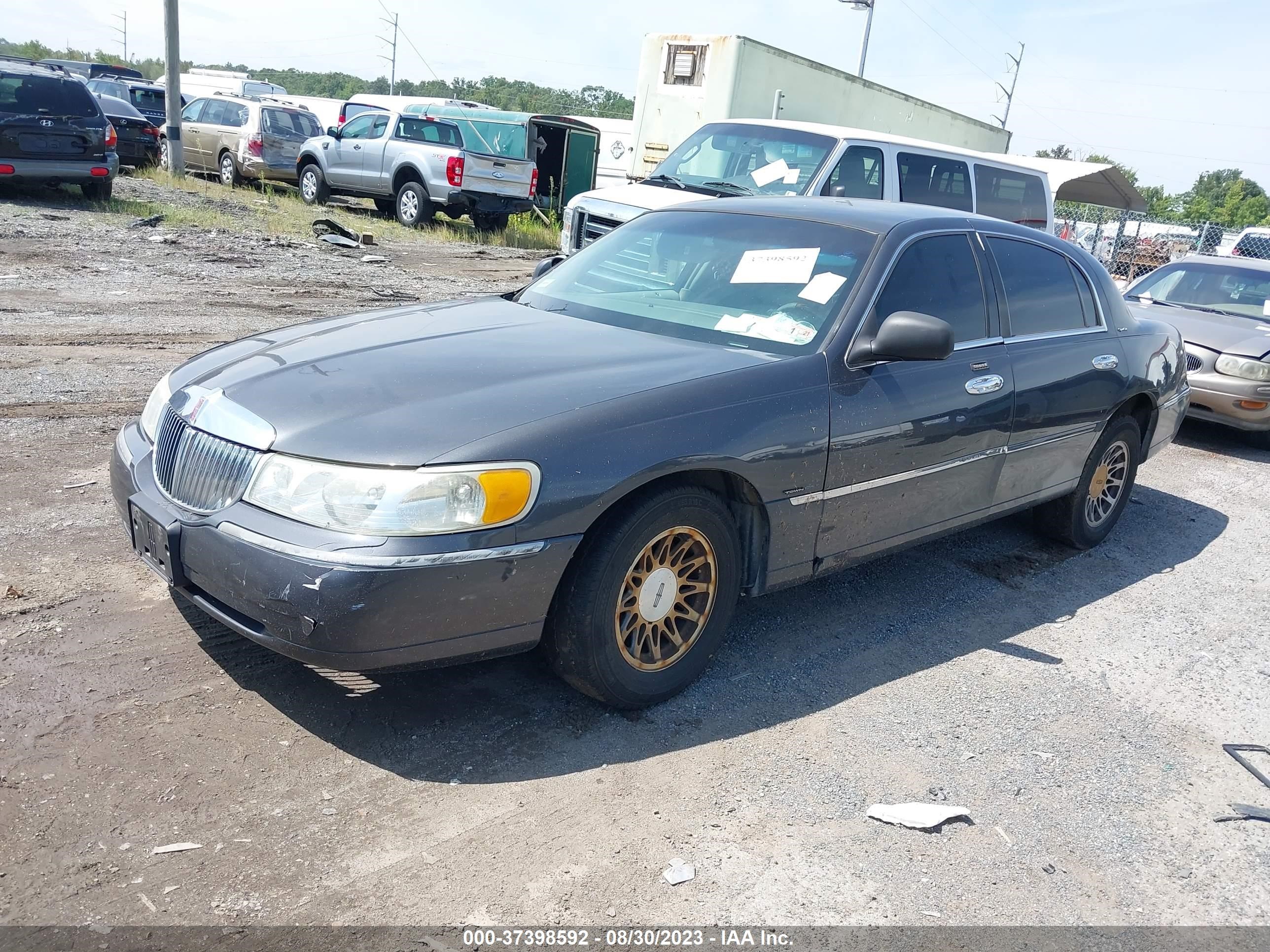 Photo 1 VIN: 1LNHM82W72Y642061 - LINCOLN TOWN CAR 