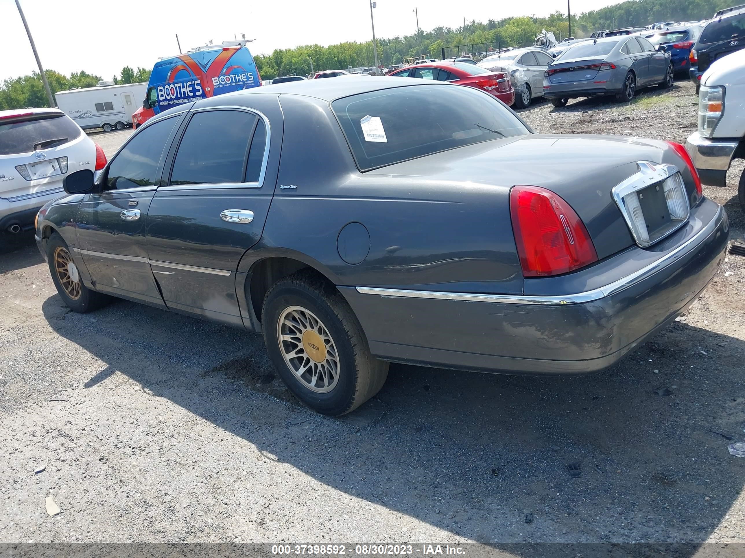 Photo 2 VIN: 1LNHM82W72Y642061 - LINCOLN TOWN CAR 