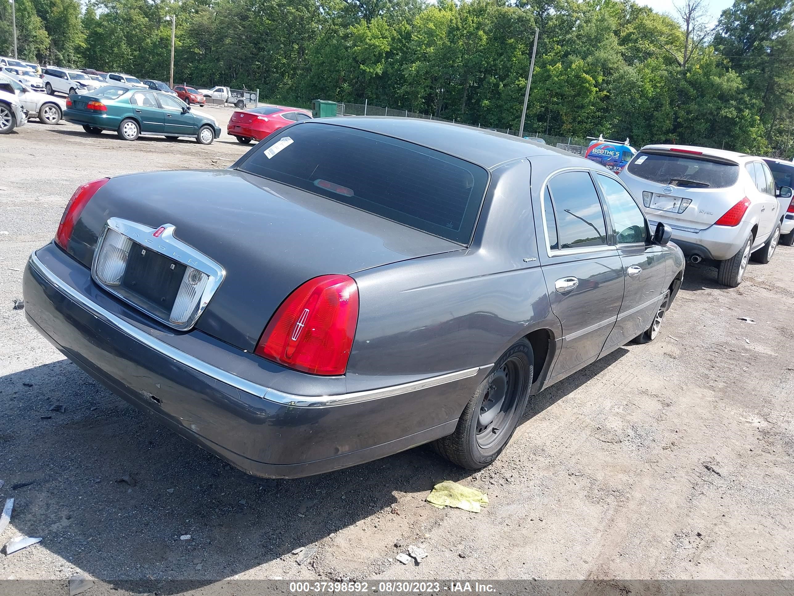 Photo 3 VIN: 1LNHM82W72Y642061 - LINCOLN TOWN CAR 