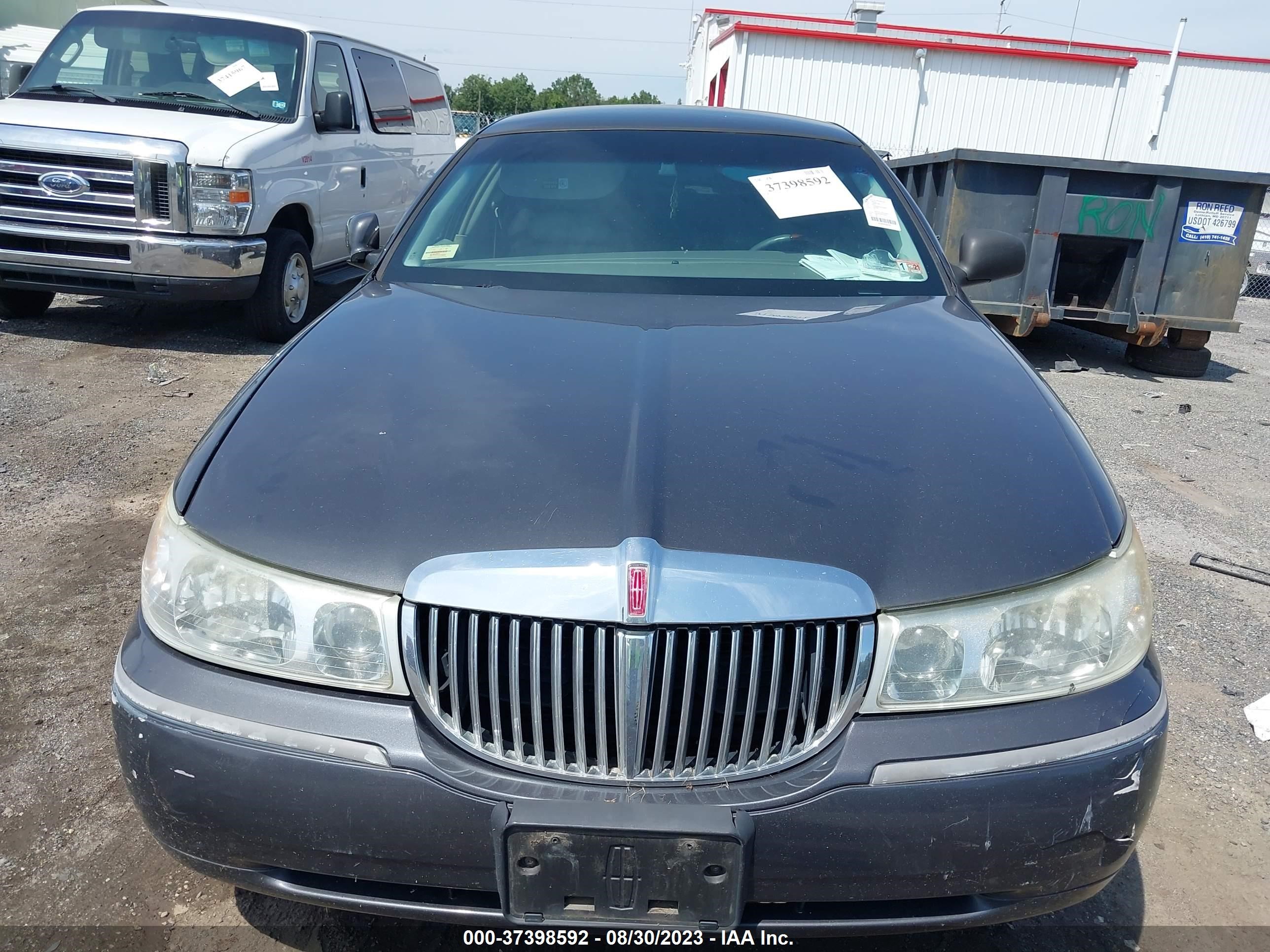 Photo 5 VIN: 1LNHM82W72Y642061 - LINCOLN TOWN CAR 