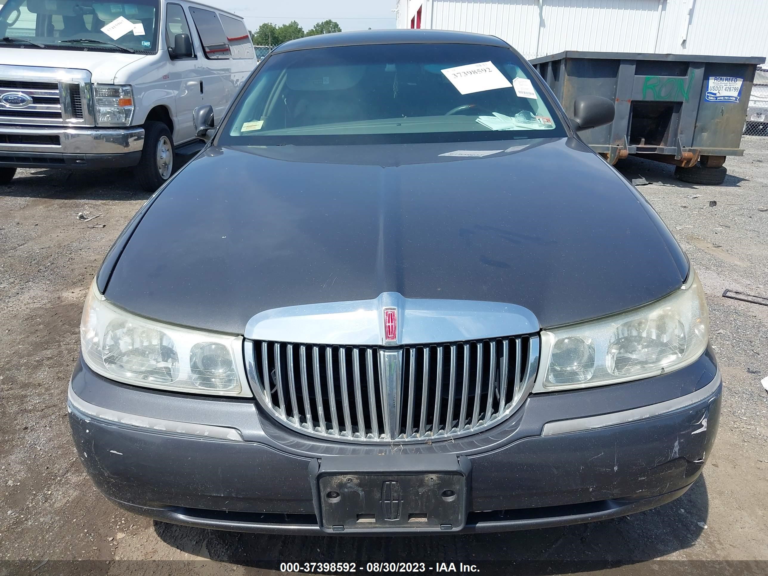 Photo 9 VIN: 1LNHM82W72Y642061 - LINCOLN TOWN CAR 