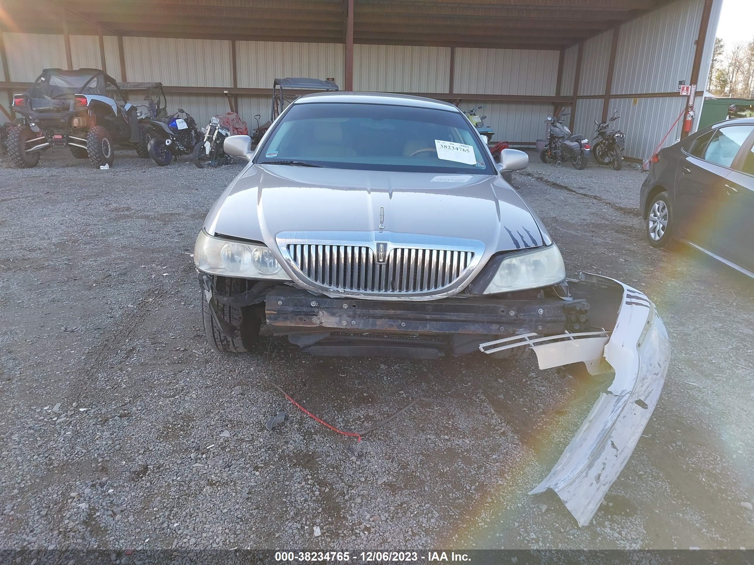 Photo 11 VIN: 1LNHM82W73Y675319 - LINCOLN TOWN CAR 