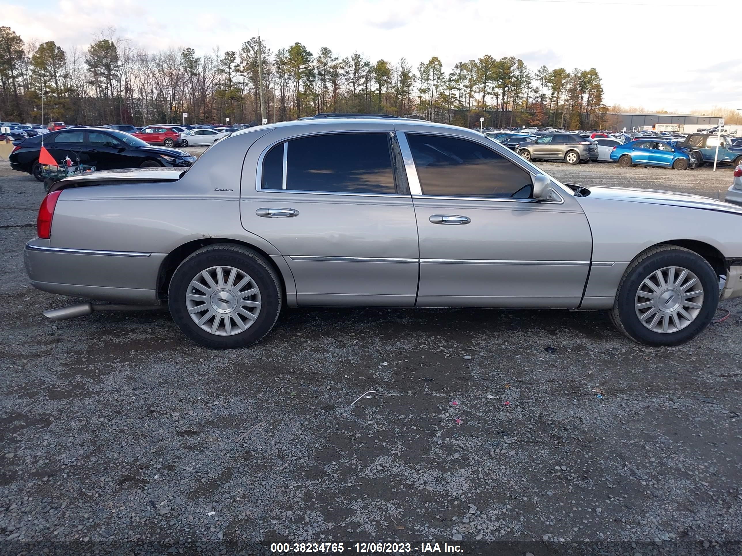 Photo 12 VIN: 1LNHM82W73Y675319 - LINCOLN TOWN CAR 