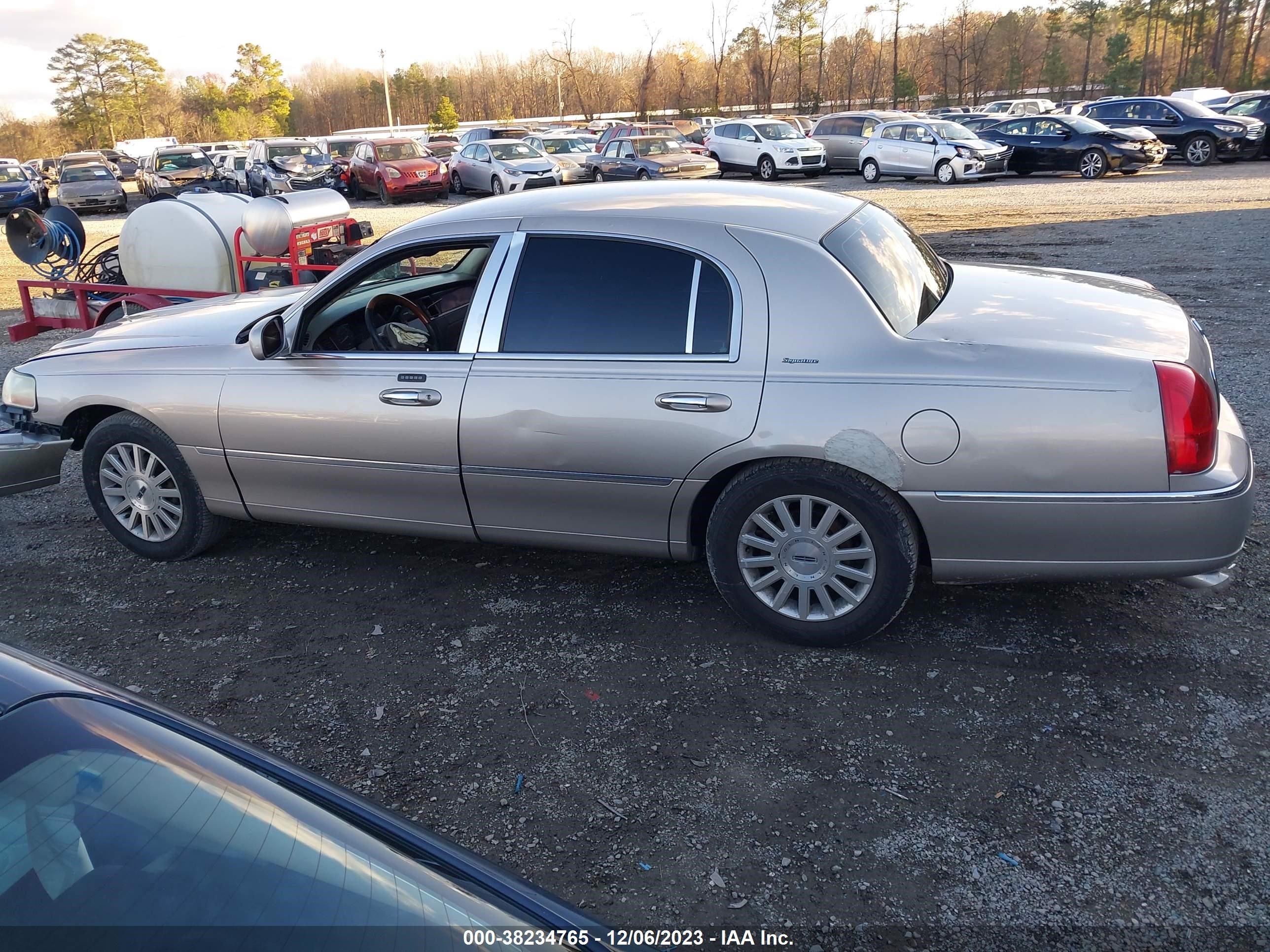 Photo 13 VIN: 1LNHM82W73Y675319 - LINCOLN TOWN CAR 