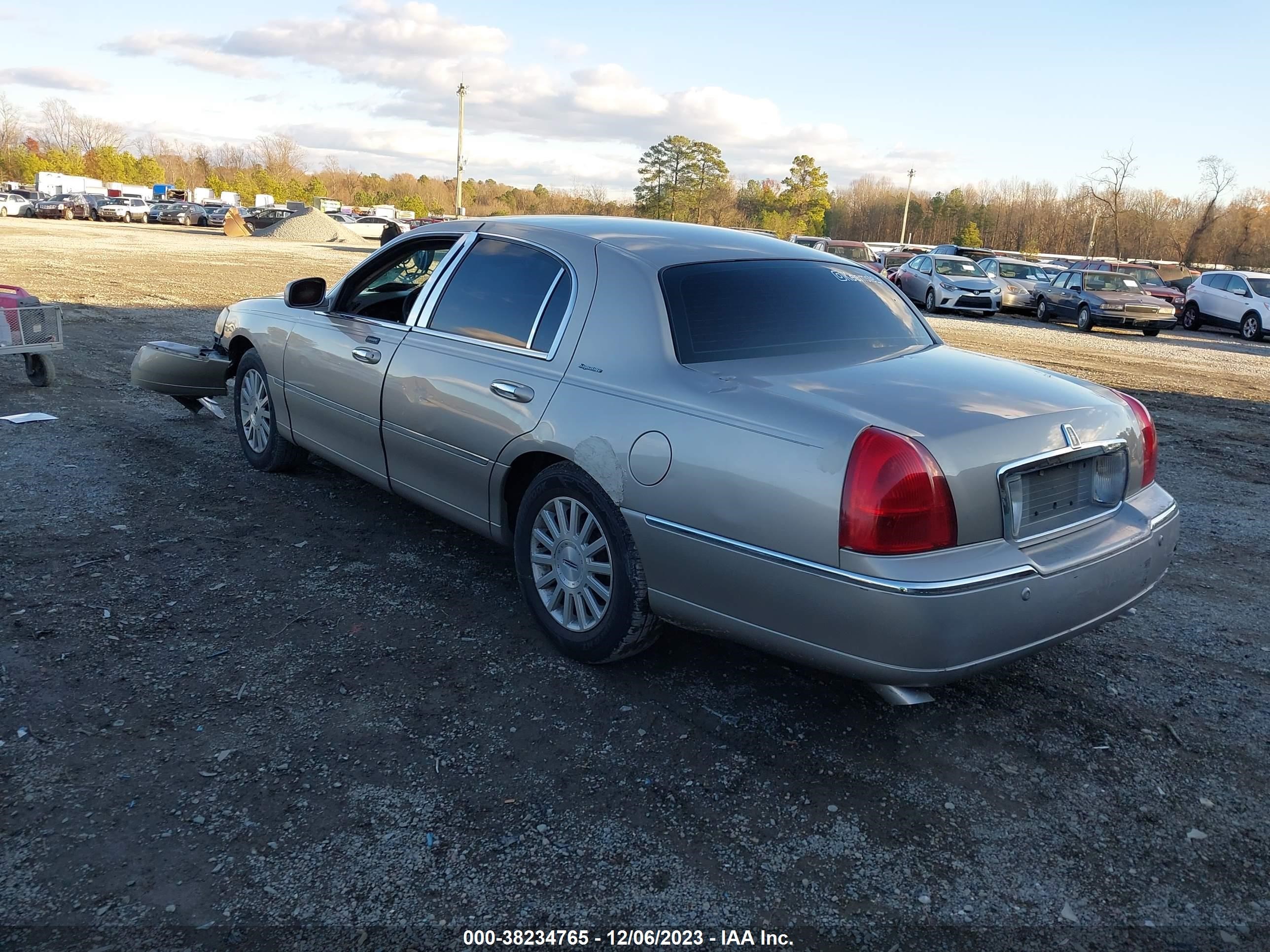 Photo 2 VIN: 1LNHM82W73Y675319 - LINCOLN TOWN CAR 