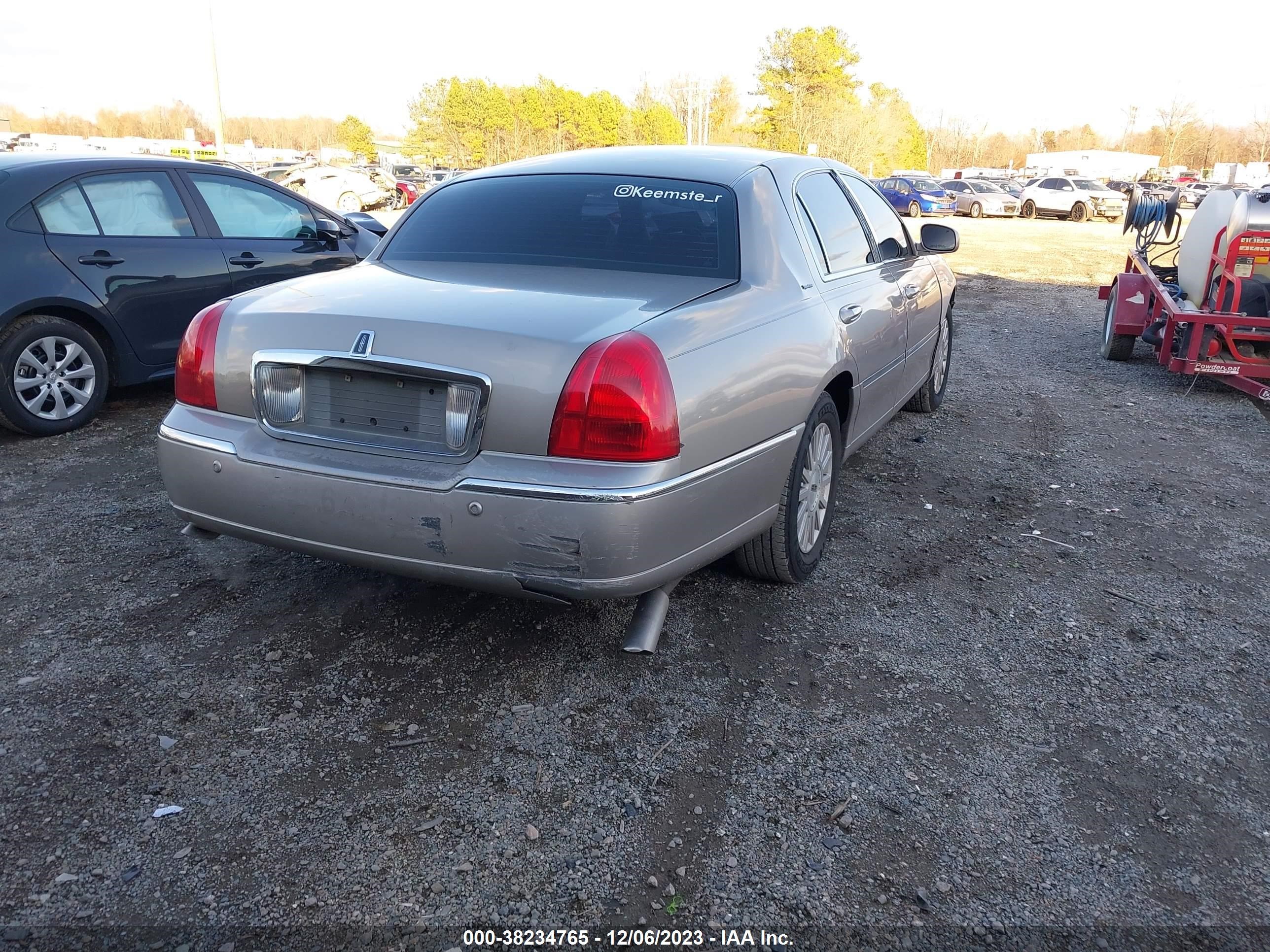 Photo 3 VIN: 1LNHM82W73Y675319 - LINCOLN TOWN CAR 