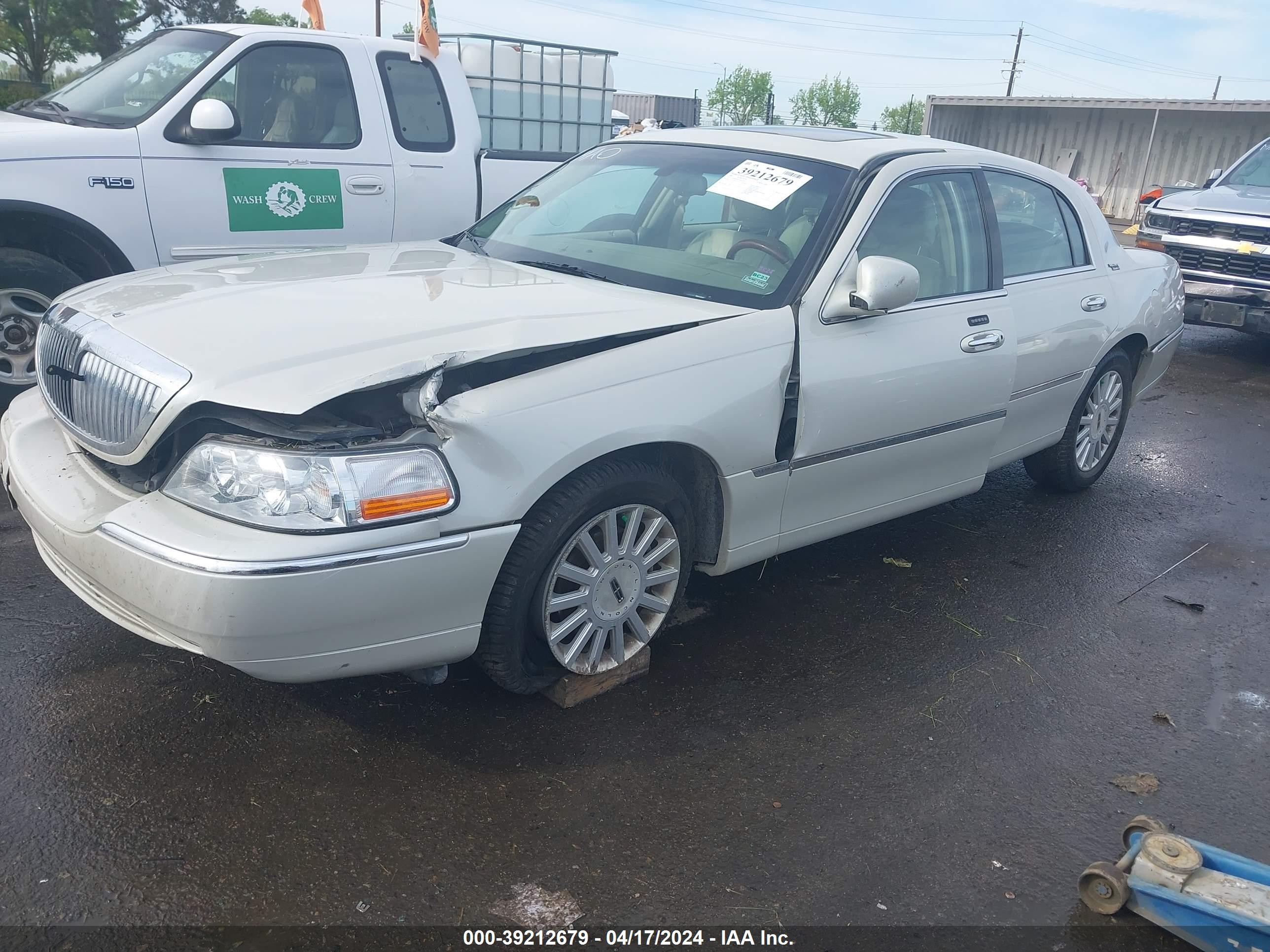 Photo 1 VIN: 1LNHM82W75Y611879 - LINCOLN TOWN CAR 