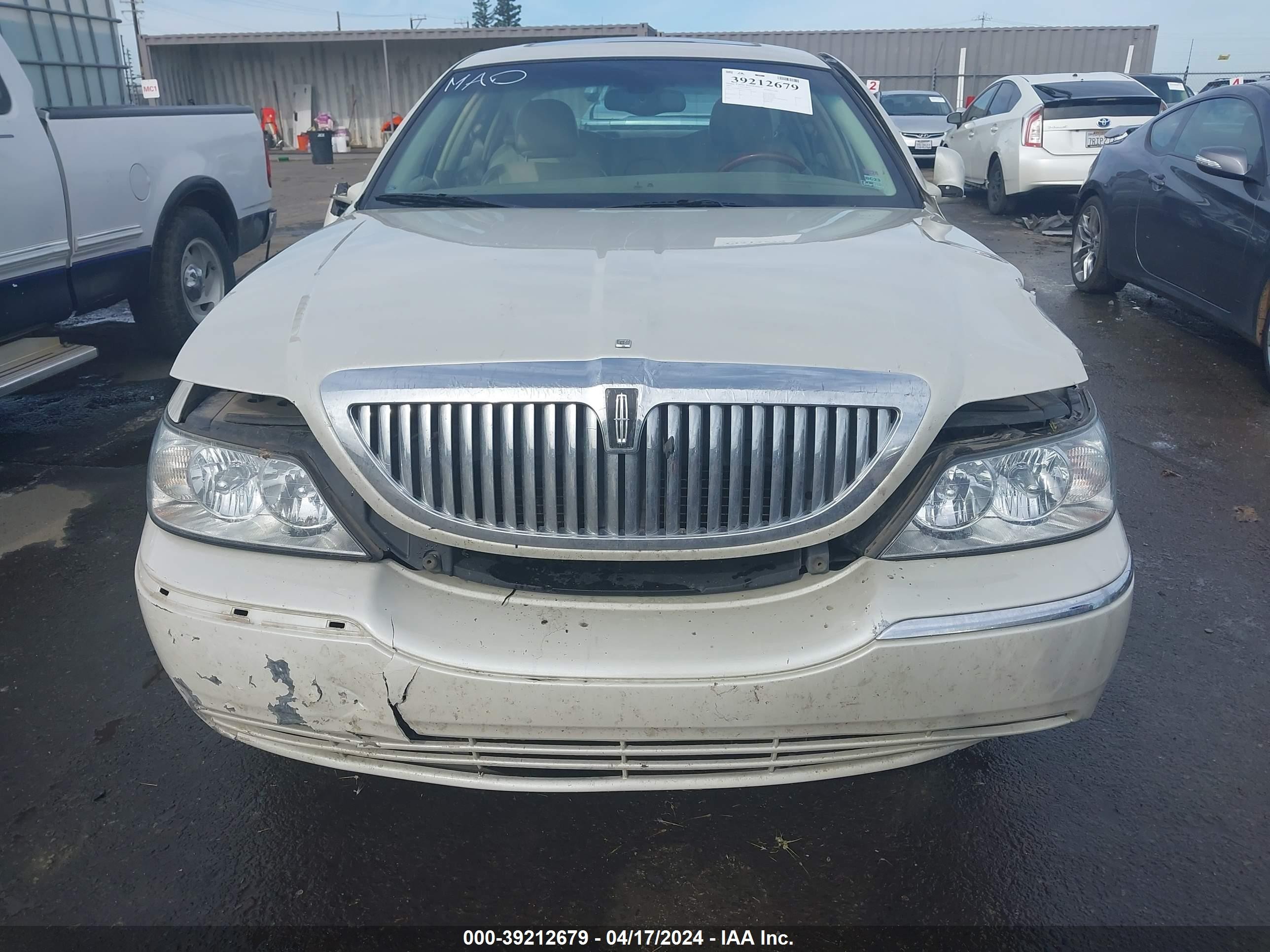 Photo 11 VIN: 1LNHM82W75Y611879 - LINCOLN TOWN CAR 