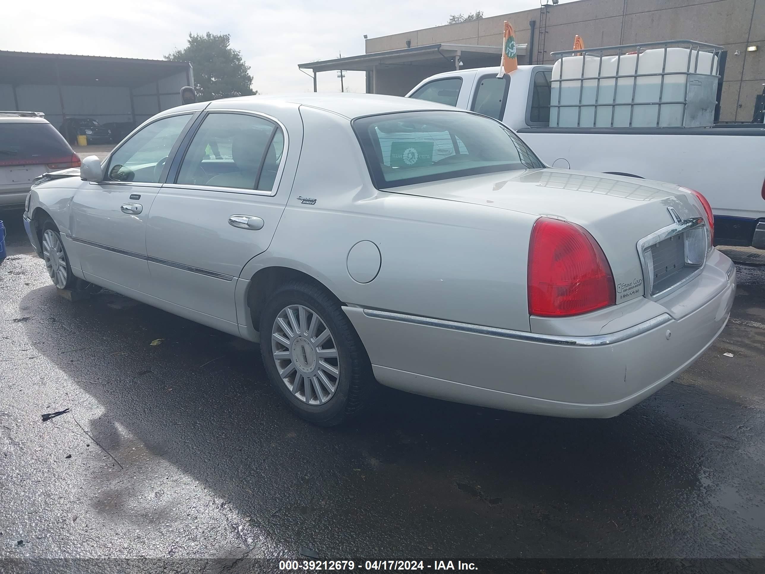 Photo 2 VIN: 1LNHM82W75Y611879 - LINCOLN TOWN CAR 