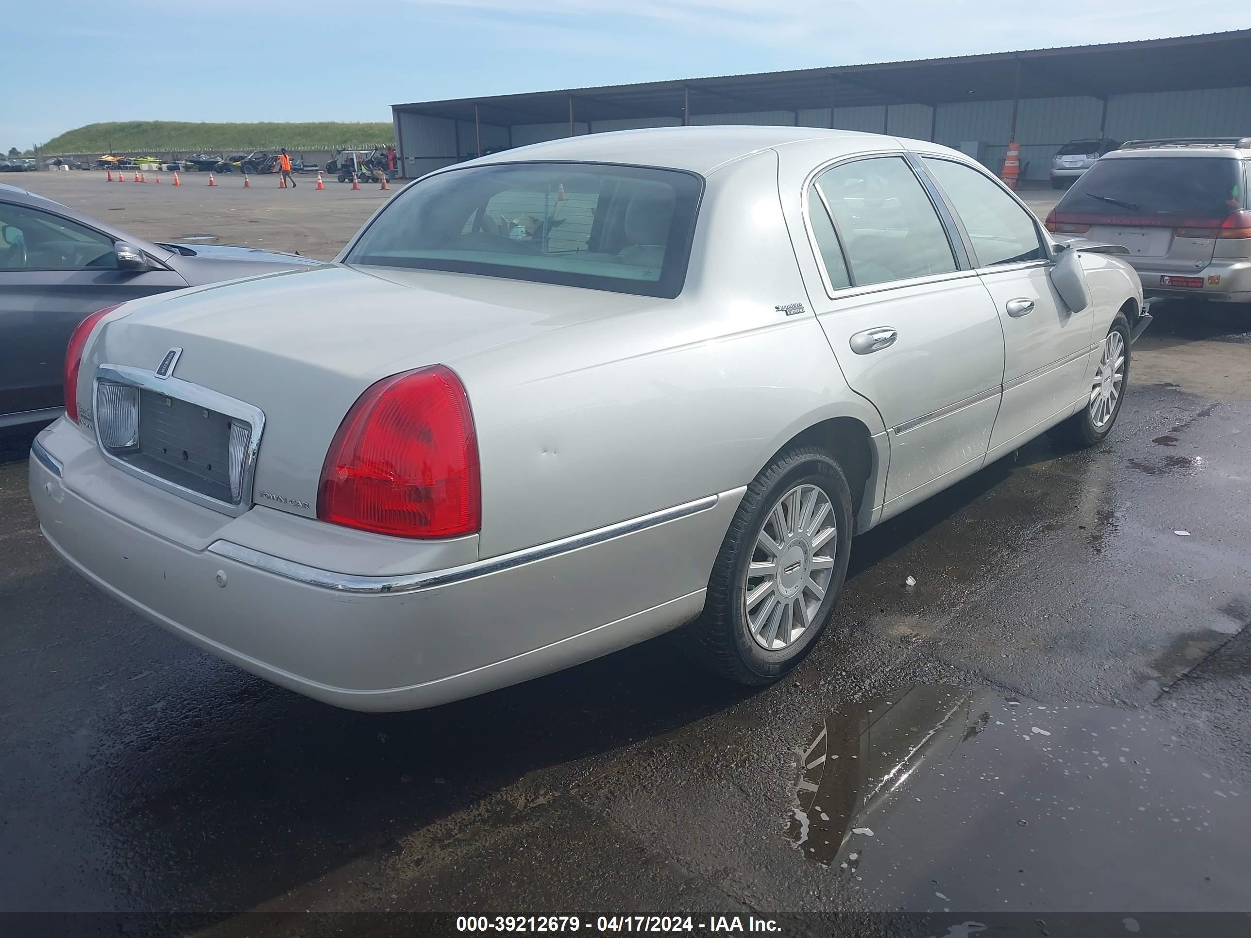 Photo 3 VIN: 1LNHM82W75Y611879 - LINCOLN TOWN CAR 