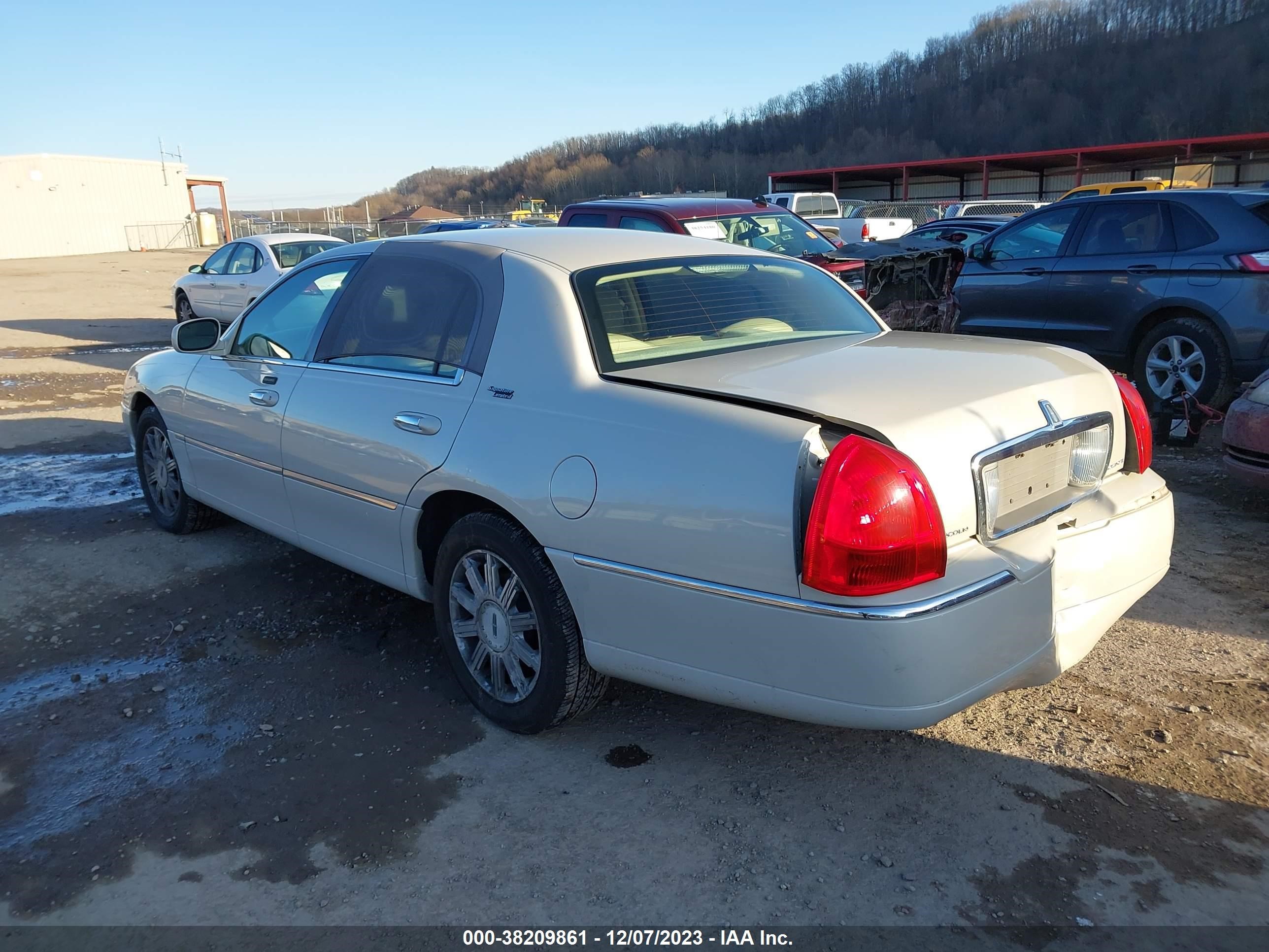 Photo 2 VIN: 1LNHM82W76Y646133 - LINCOLN TOWN CAR 