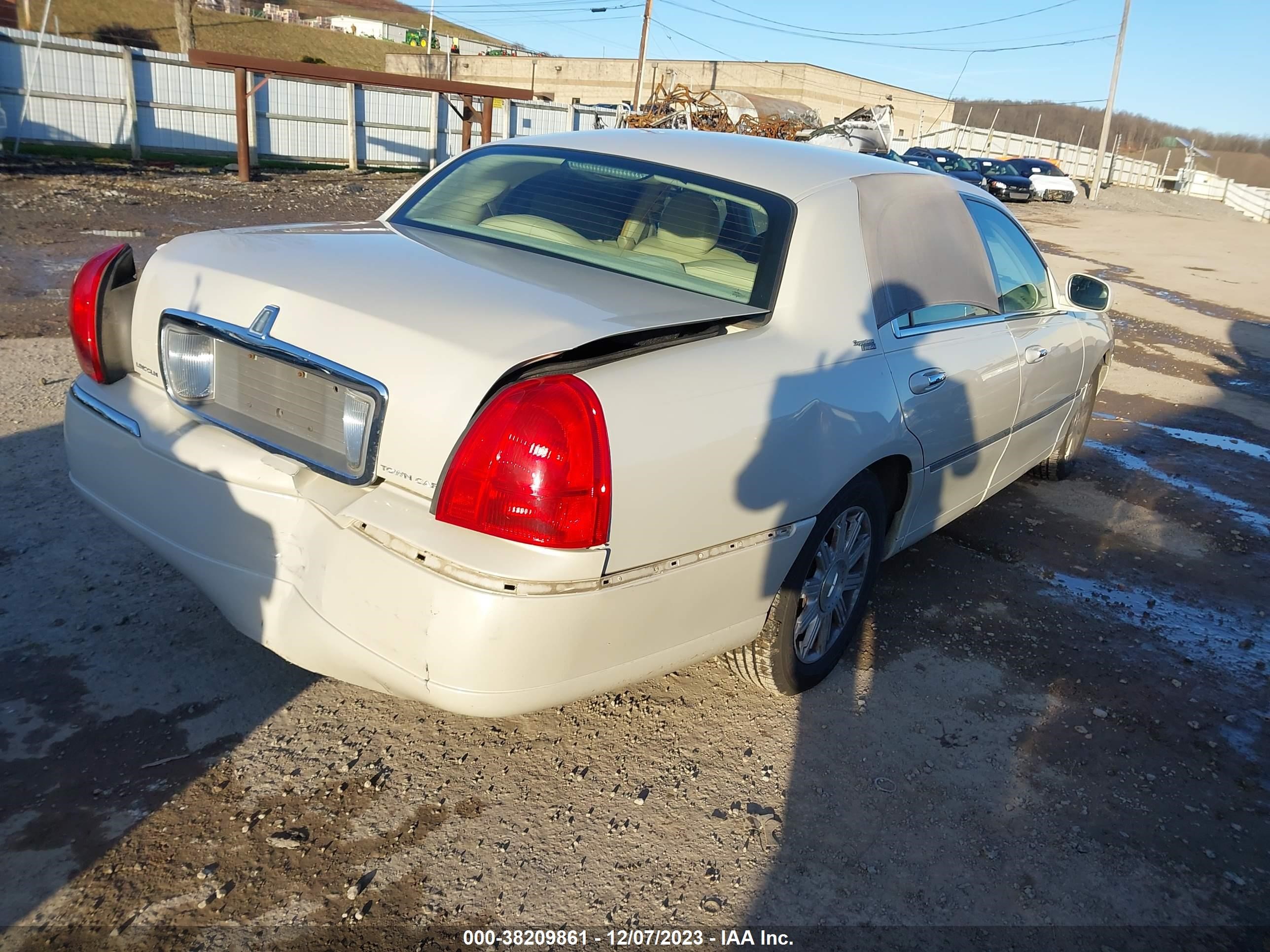 Photo 3 VIN: 1LNHM82W76Y646133 - LINCOLN TOWN CAR 