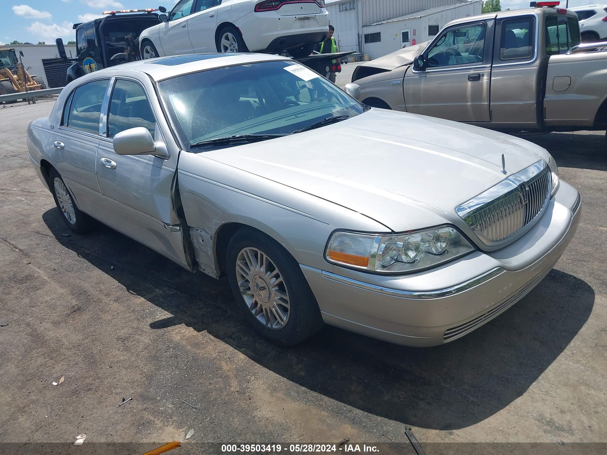 Photo 0 VIN: 1LNHM82W77Y631875 - LINCOLN TOWN CAR 