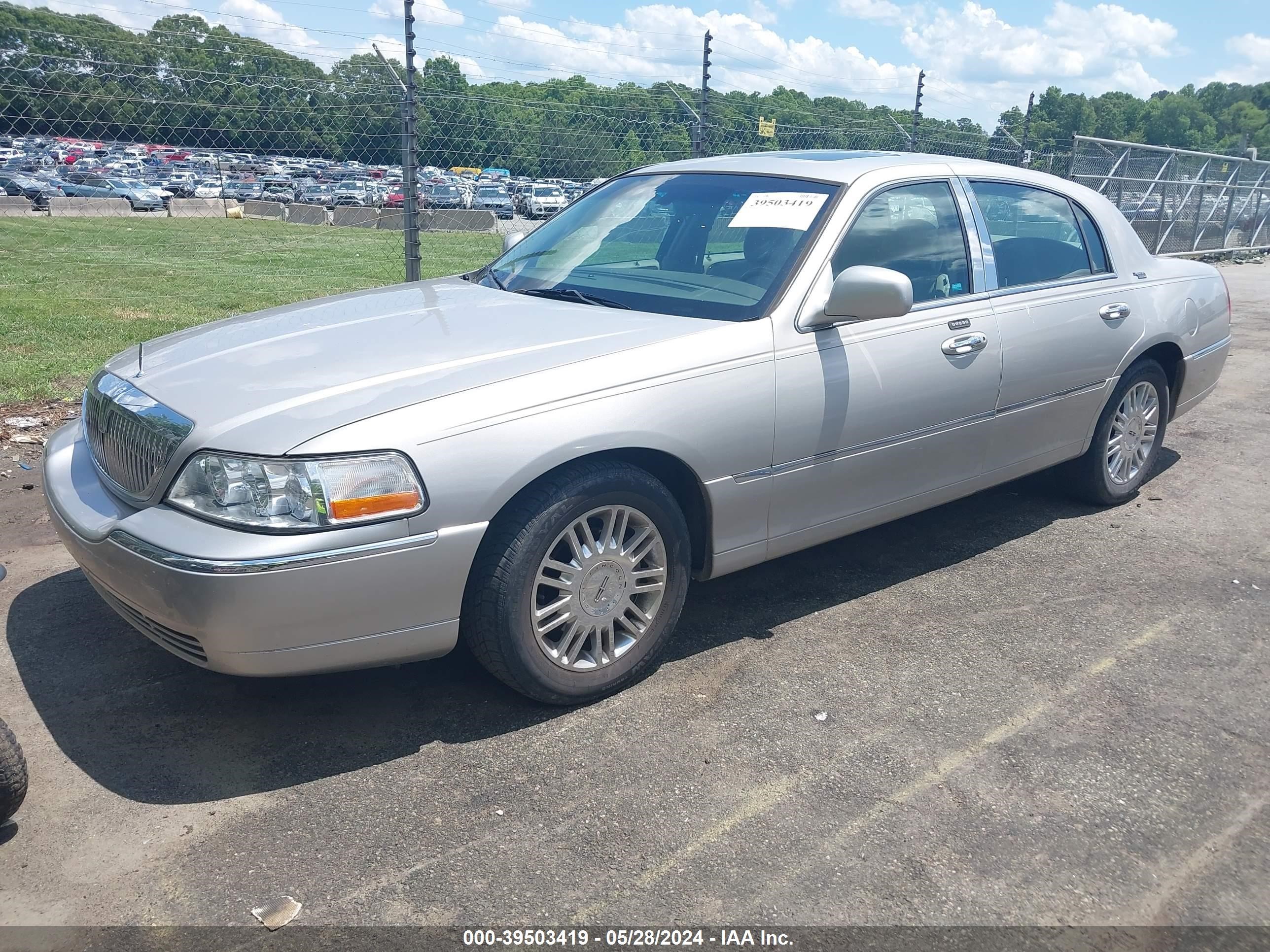 Photo 1 VIN: 1LNHM82W77Y631875 - LINCOLN TOWN CAR 