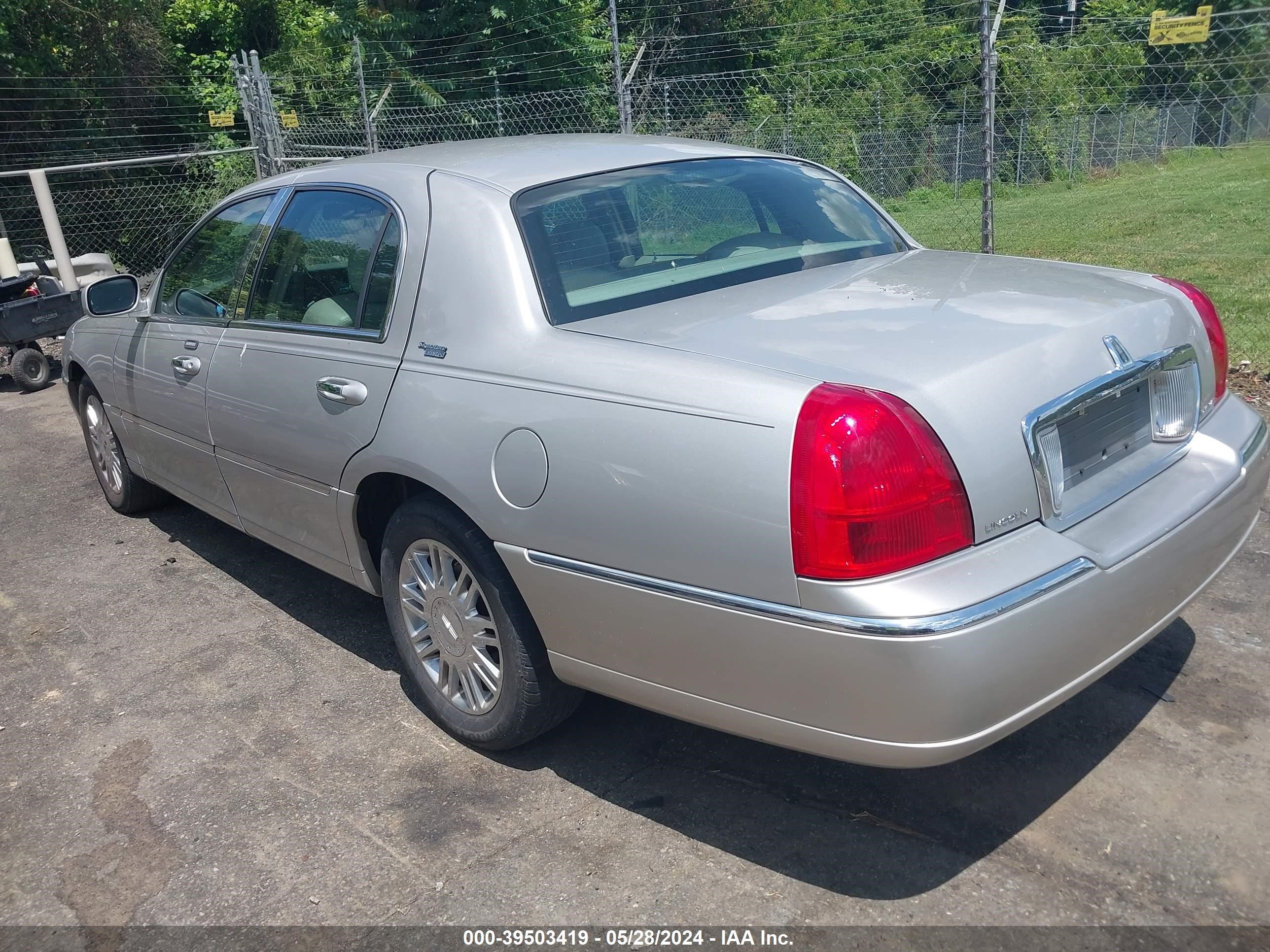 Photo 2 VIN: 1LNHM82W77Y631875 - LINCOLN TOWN CAR 