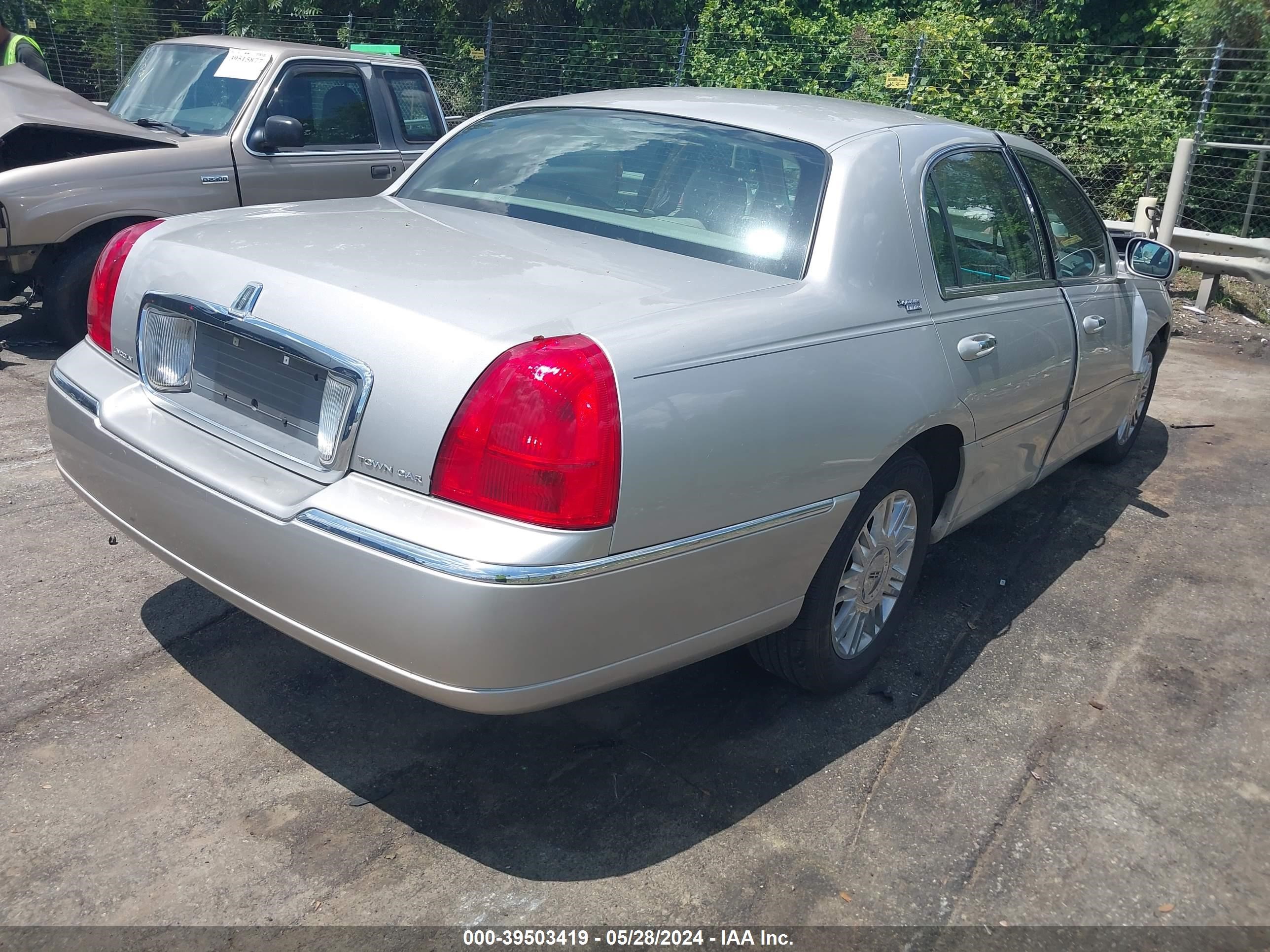 Photo 3 VIN: 1LNHM82W77Y631875 - LINCOLN TOWN CAR 