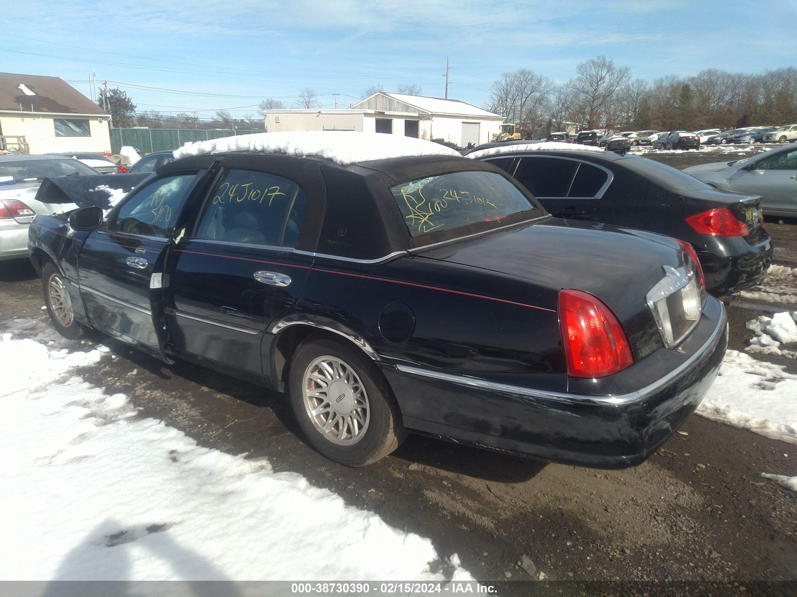 Photo 2 VIN: 1LNHM82W7XY693048 - LINCOLN TOWN CAR 