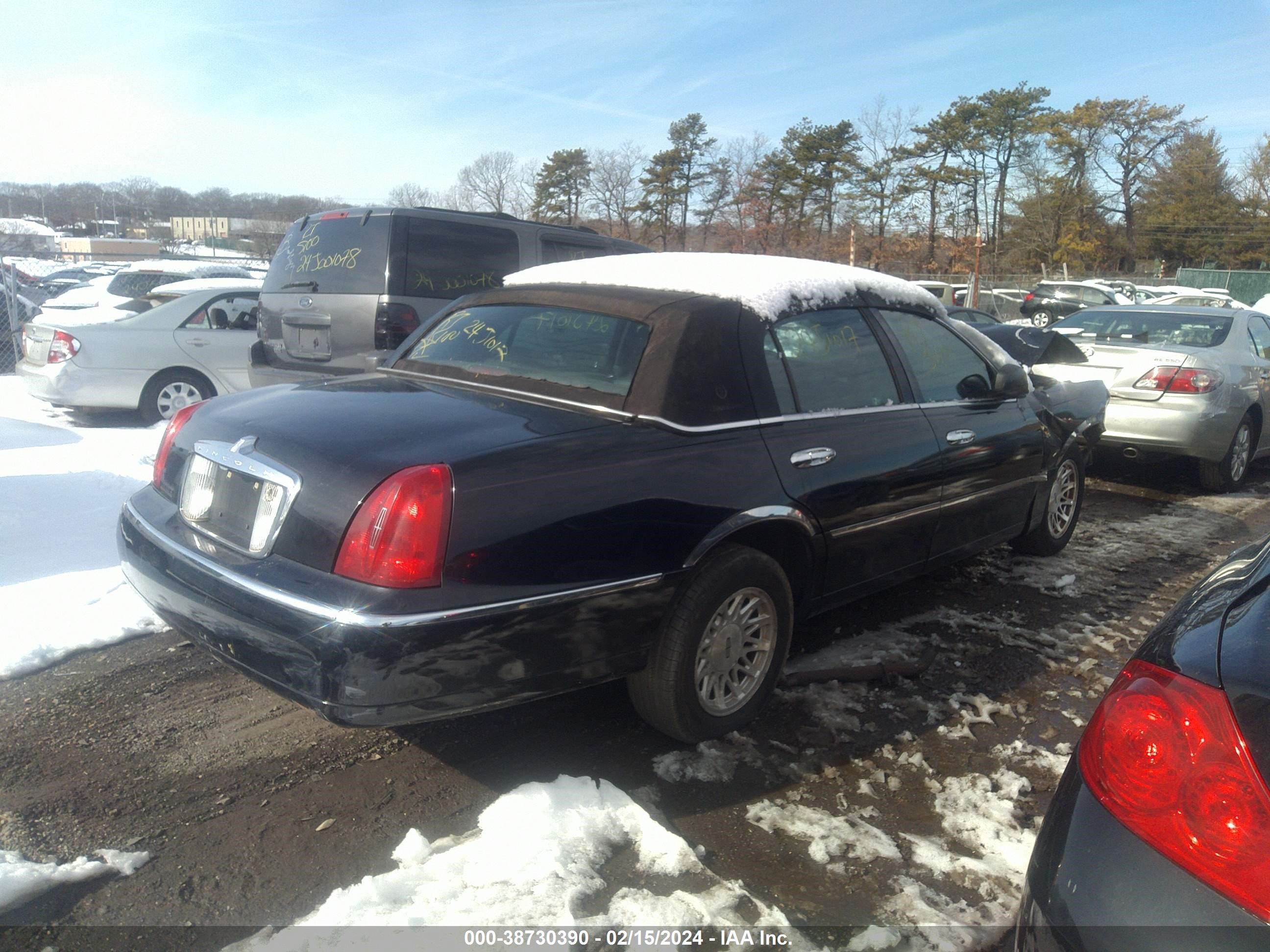 Photo 3 VIN: 1LNHM82W7XY693048 - LINCOLN TOWN CAR 