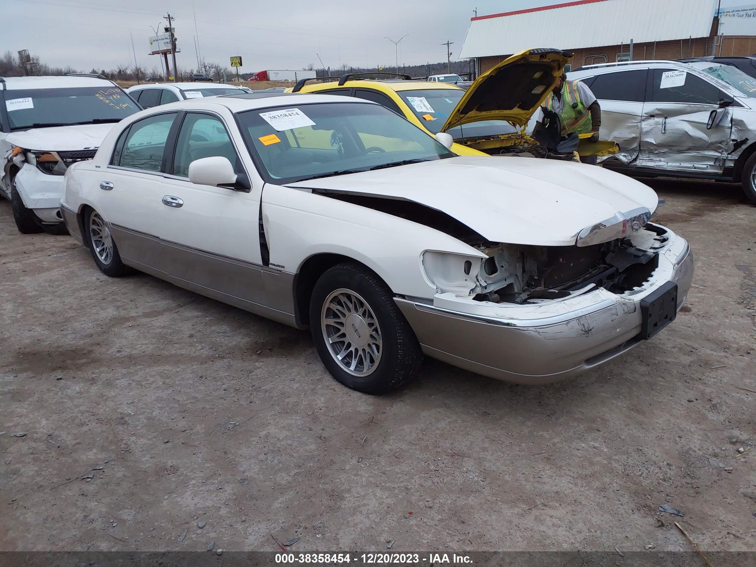 Photo 0 VIN: 1LNHM82W7XY695432 - LINCOLN TOWN CAR 