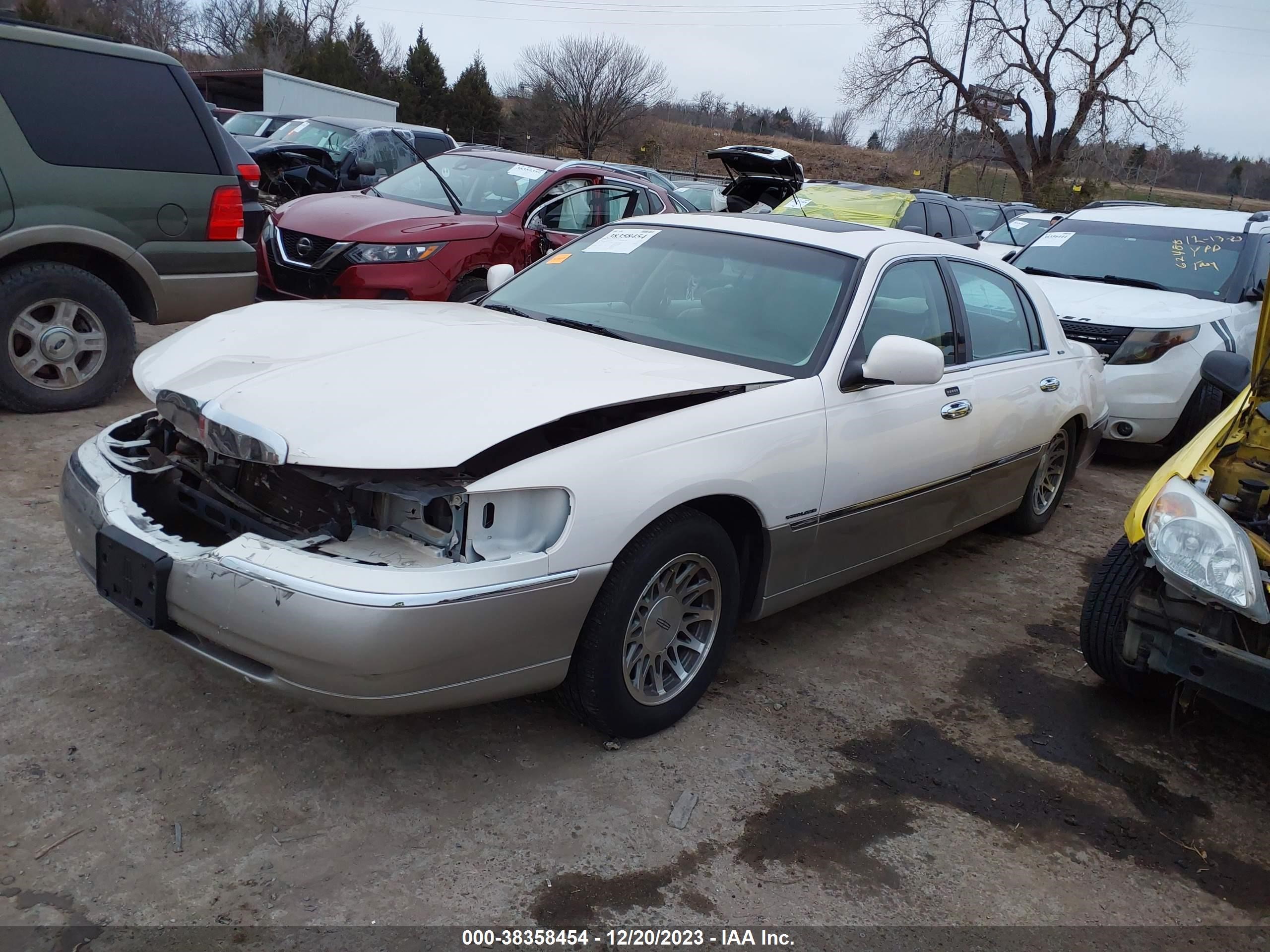 Photo 1 VIN: 1LNHM82W7XY695432 - LINCOLN TOWN CAR 