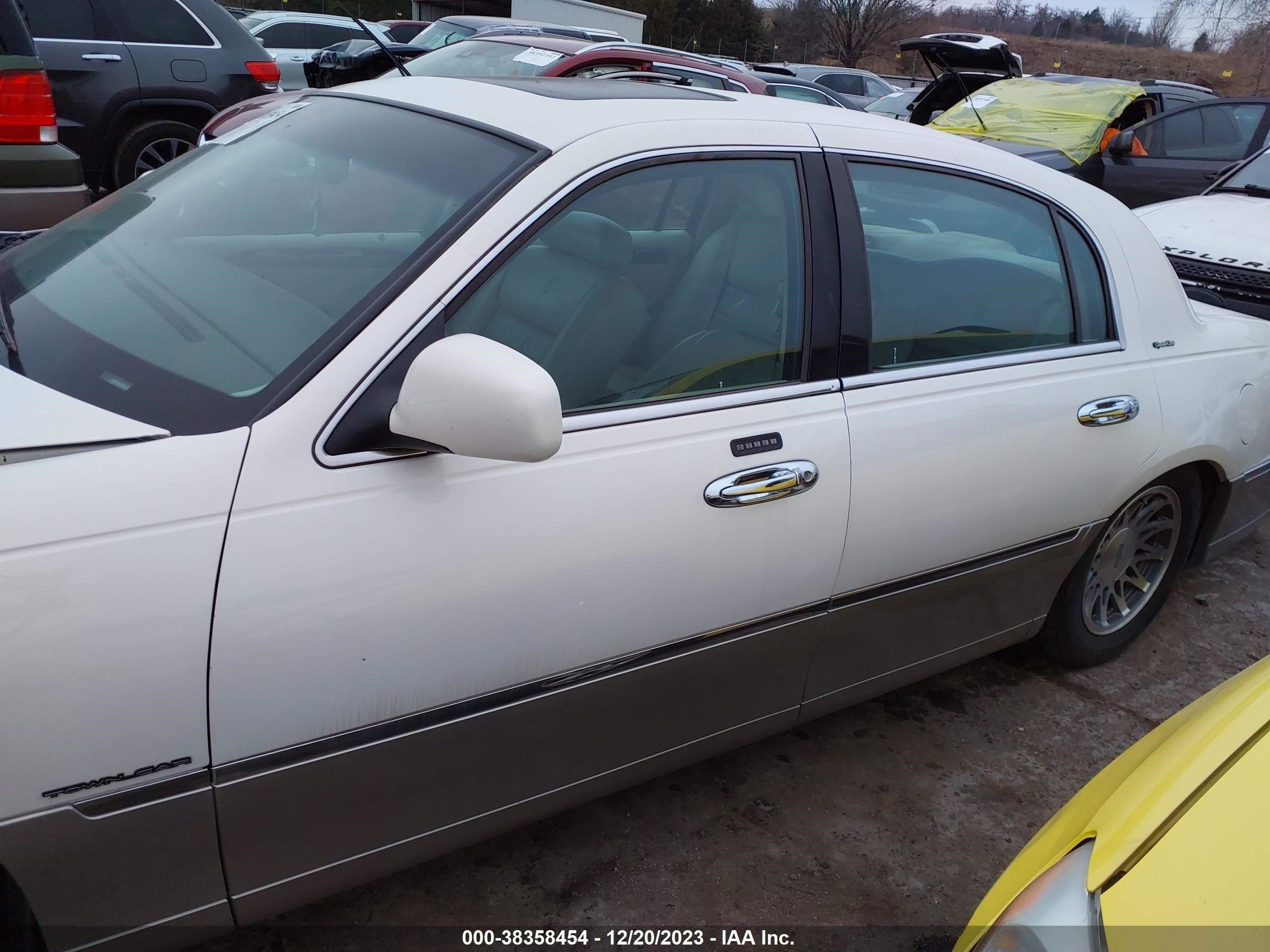 Photo 14 VIN: 1LNHM82W7XY695432 - LINCOLN TOWN CAR 