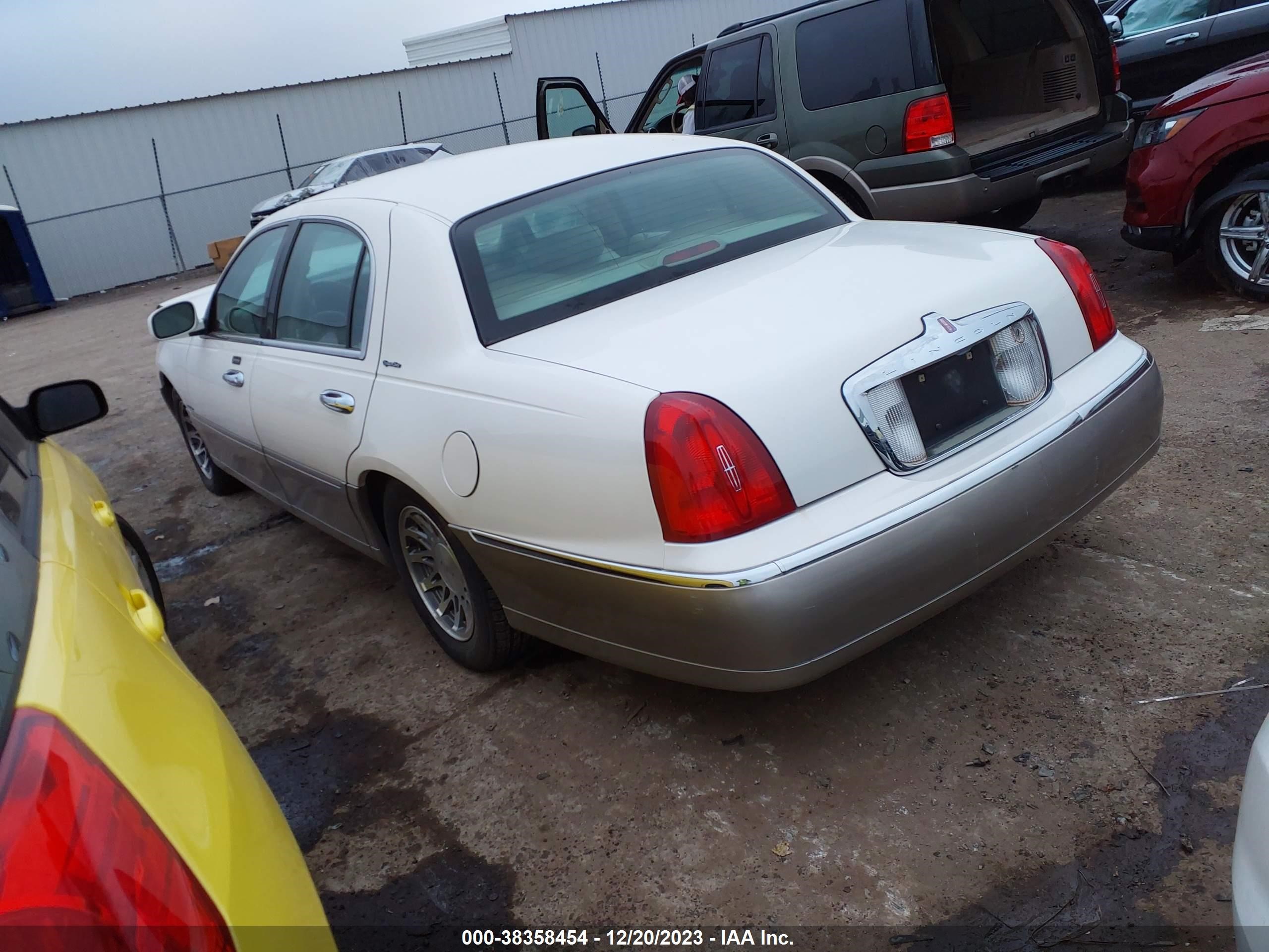 Photo 2 VIN: 1LNHM82W7XY695432 - LINCOLN TOWN CAR 