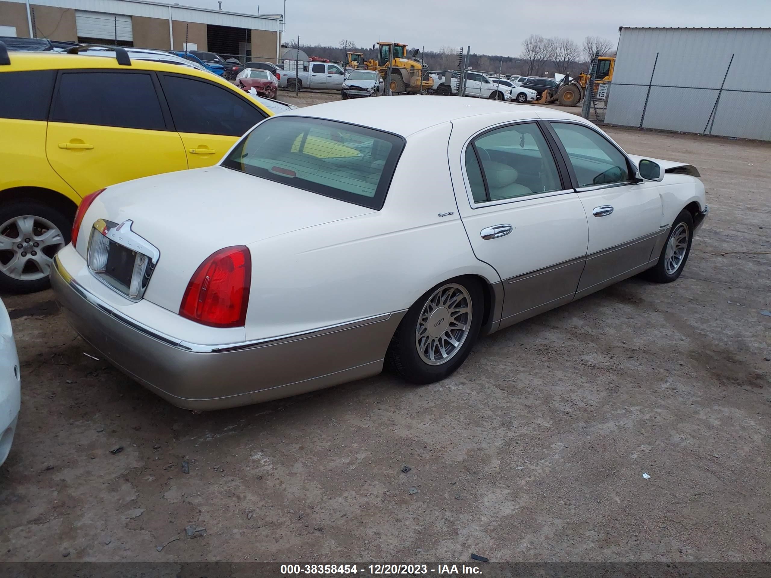 Photo 3 VIN: 1LNHM82W7XY695432 - LINCOLN TOWN CAR 